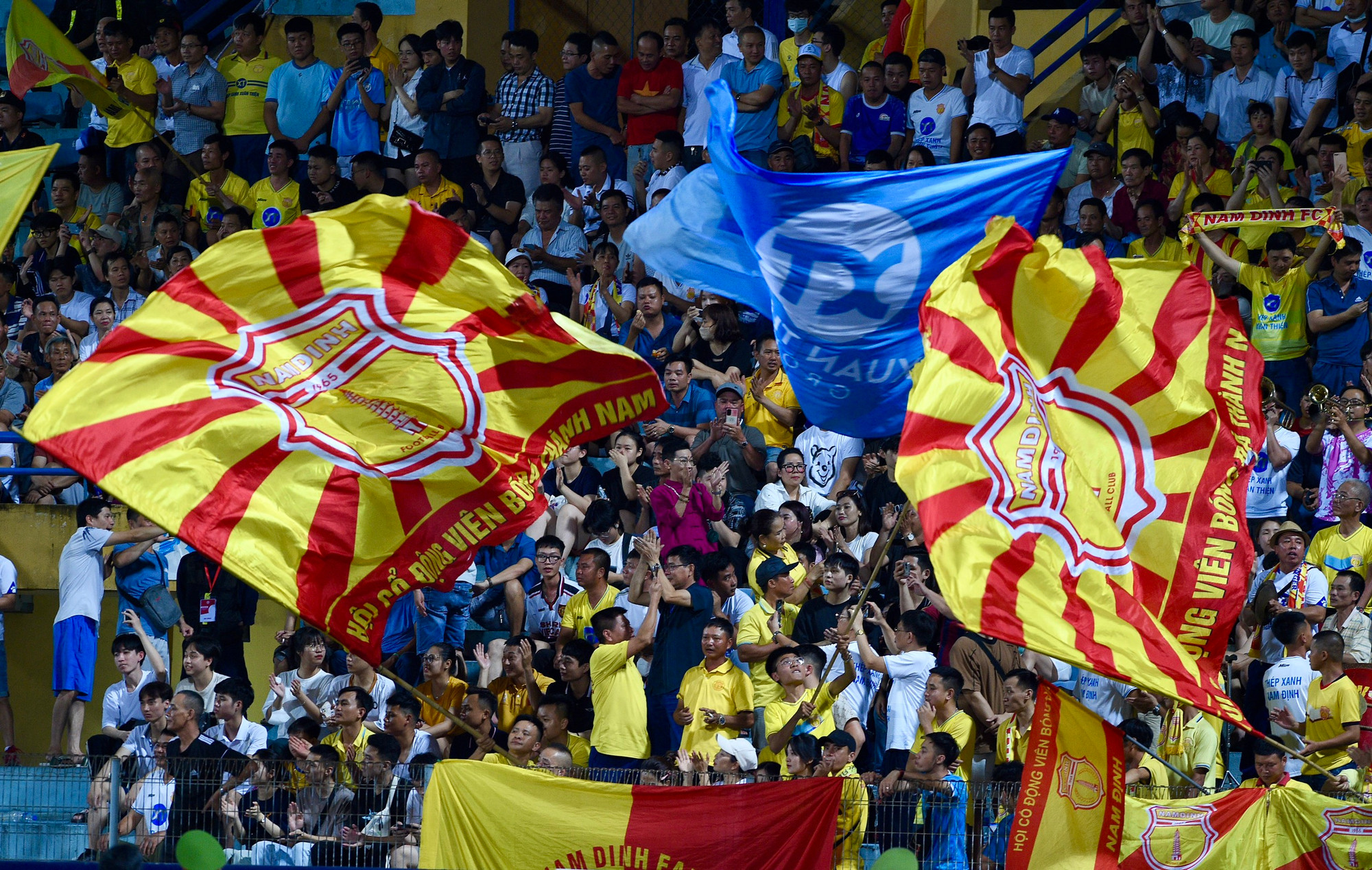 Rất đông cổ động viên Nam Định đến với sân Hàng Đẫy, tối 18/5.