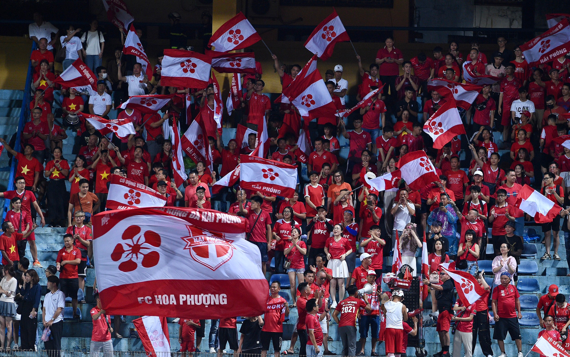 Sắc đỏ hoa phượng của cổ động viên Hải Phòng lấp kín khán đài.