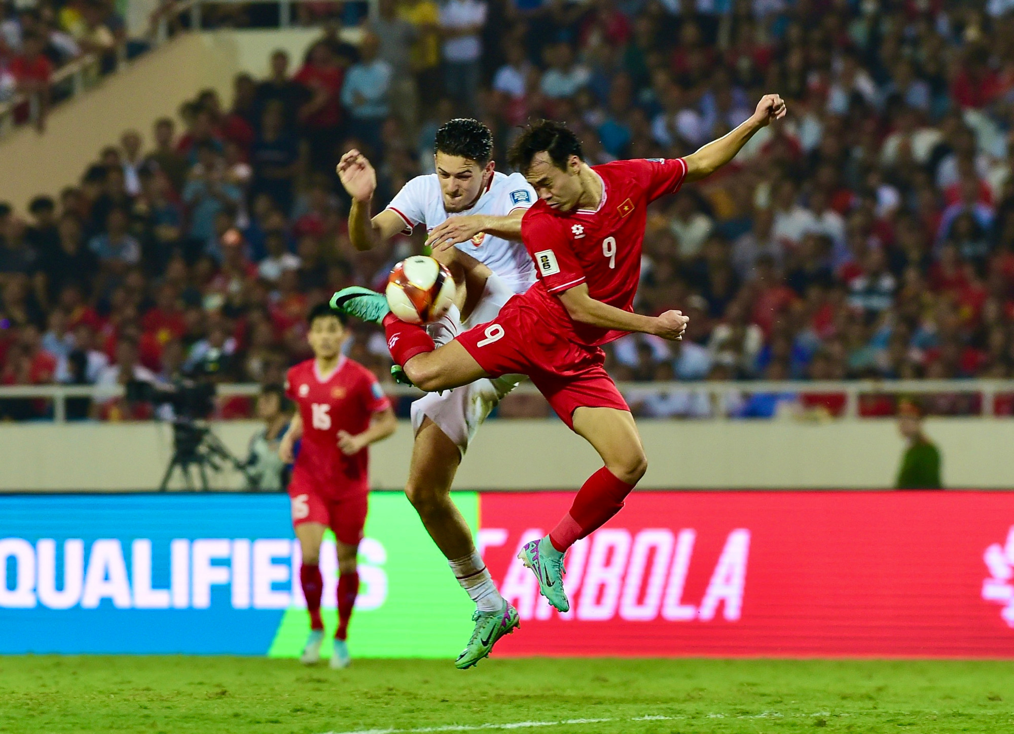 Bước vào hiệp hai, huấn luyện viên Troussier tiếp tục thay đổi người và giống như các trận đấu gần đây, thật đáng tiếc sự điều chỉnh nhân sự của chiến lược gia người Pháp càng khiến tuyển Việt Nam rơi vào bế tắc.