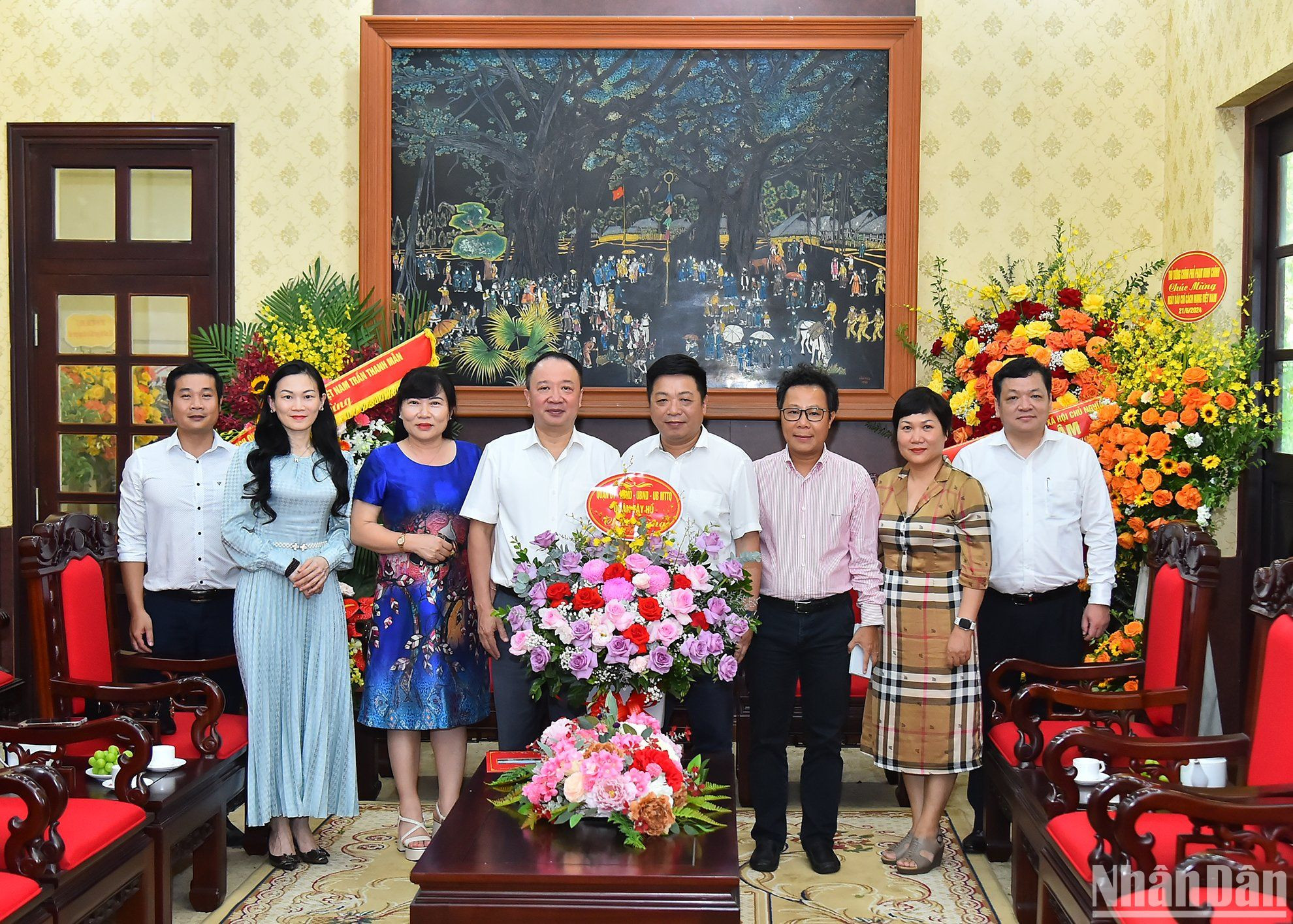 Đoàn đại biểu Quận ủy, Hội đồng nhân dân, Ủy ban nhân dân, Ủy ban Mặt trận Tổ quốc quận Tây Hồ thăm, chúc mừng Báo Nhân Dân nhân dịp 21/6.