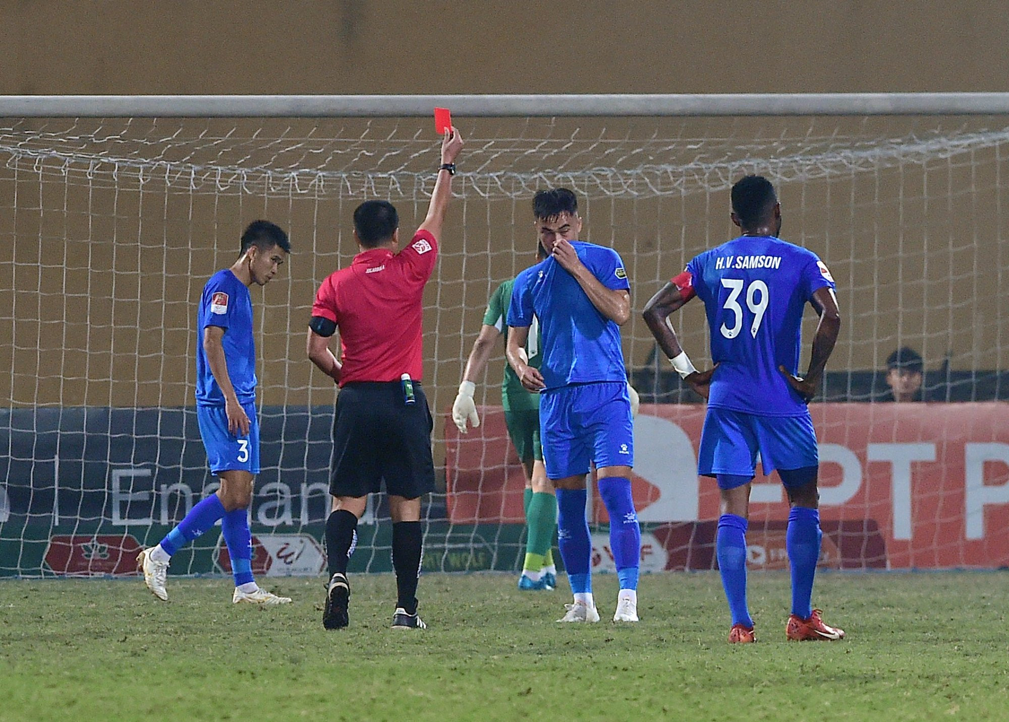 Trọng tài chính Nguyễn Đình Thái rút thẻ đỏ truất quyền thi đấu của cầu thủ Nguyễn Tăng Tiến bên phía Quảng Nam sau pha đạp gầm giày vào tiền đạo Phạm Tuấn Hải.