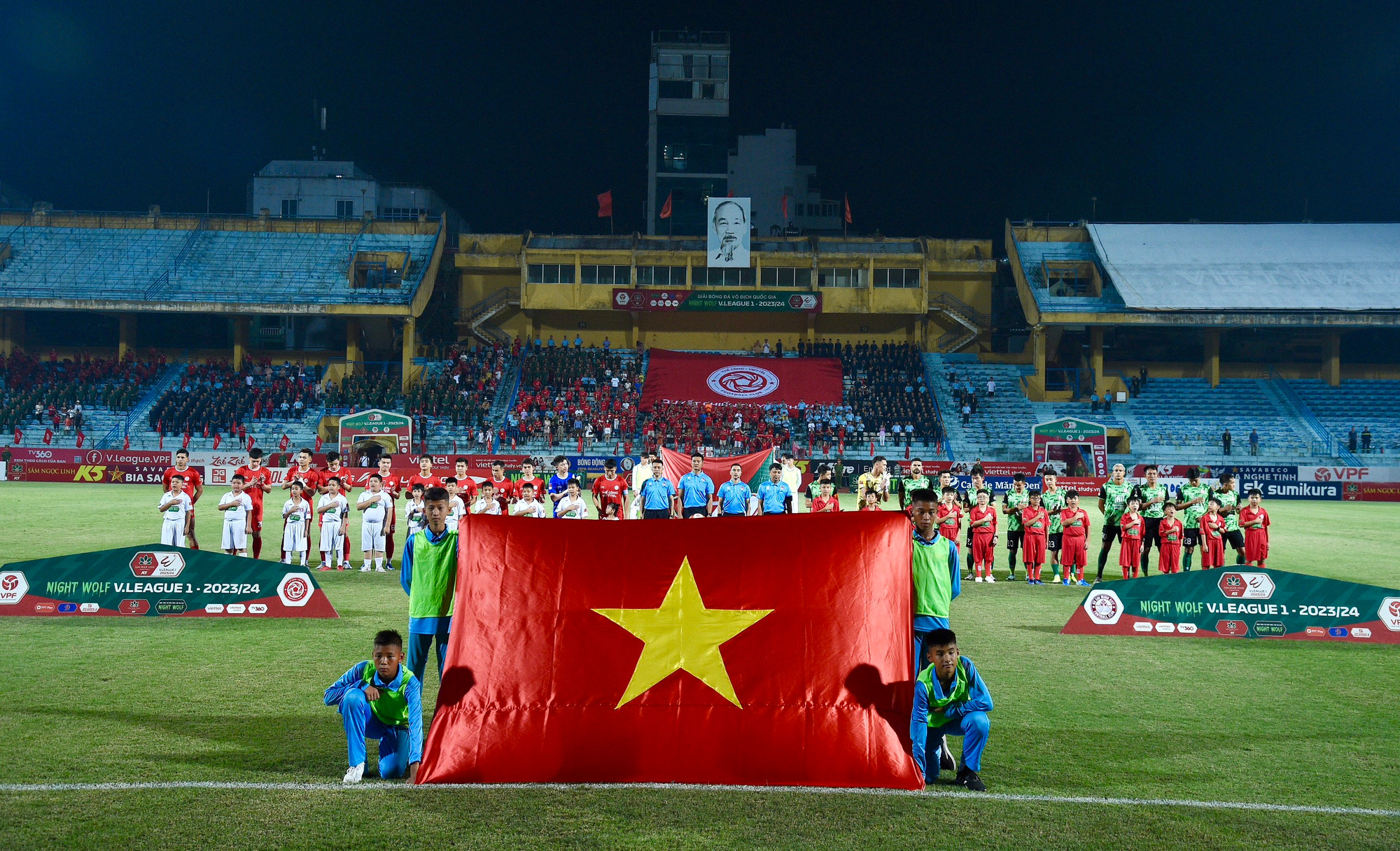 Hai đội thực hiện nghi thức chào cờ trước trận đấu. Hai đội thực hiện nghi thức chào cờ trước trận đấu.