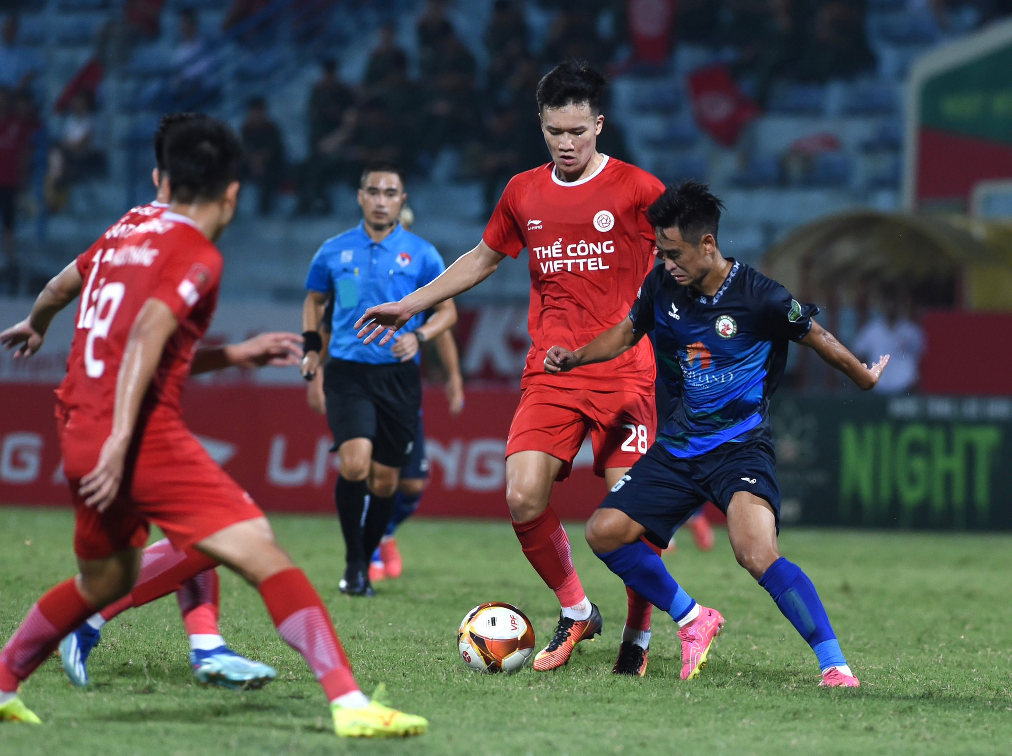 Phút 65, Văn Khang căng bóng ngang chính xác, đặt Hữu Thắng vào tư thế thoải mái để dứt điểm. Tiền vệ sinh năm 2000 đệm bóng cận thành đánh bại thủ thành Đặng Văn Lâm, qua đó đưa trận đấu trở lại thế cân bằng.