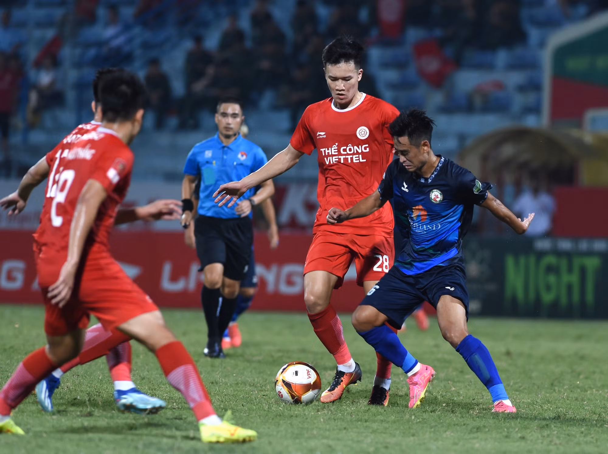 Phút 65, Văn Khang căng bóng ngang chính xác, đặt Hữu Thắng vào tư thế thoải mái để dứt điểm. Tiền vệ sinh năm 2000 đệm bóng cận thành đánh bại thủ thành Đặng Văn Lâm, qua đó đưa trận đấu trở lại thế cân bằng.