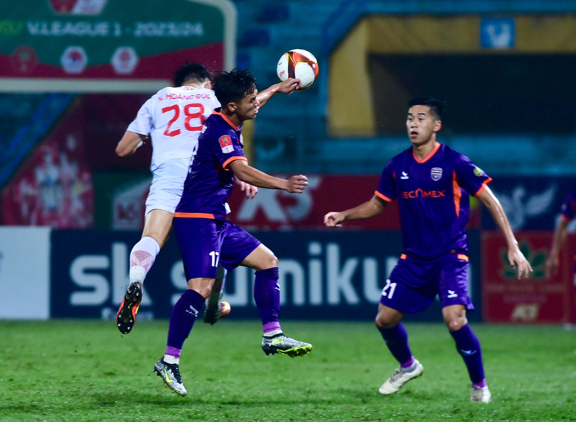 Sau tiếng còi khai cuộc, cả hai đội đều thi đấu tự tin nhưng chủ nhà mới là đội có được những cơ hội nguy hiểm đầu tiên.