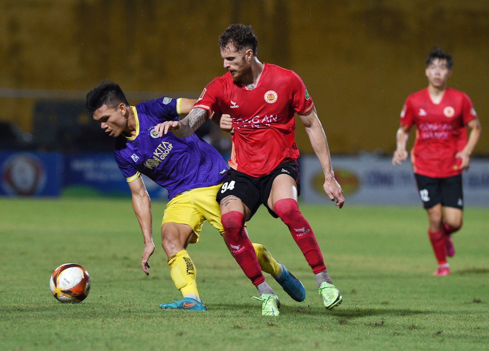 Các cầu thủ thi đấu với quyết tâm cao tìm bàn dẫn trước. Các cầu thủ thi đấu với quyết tâm cao tìm bàn dẫn trước.