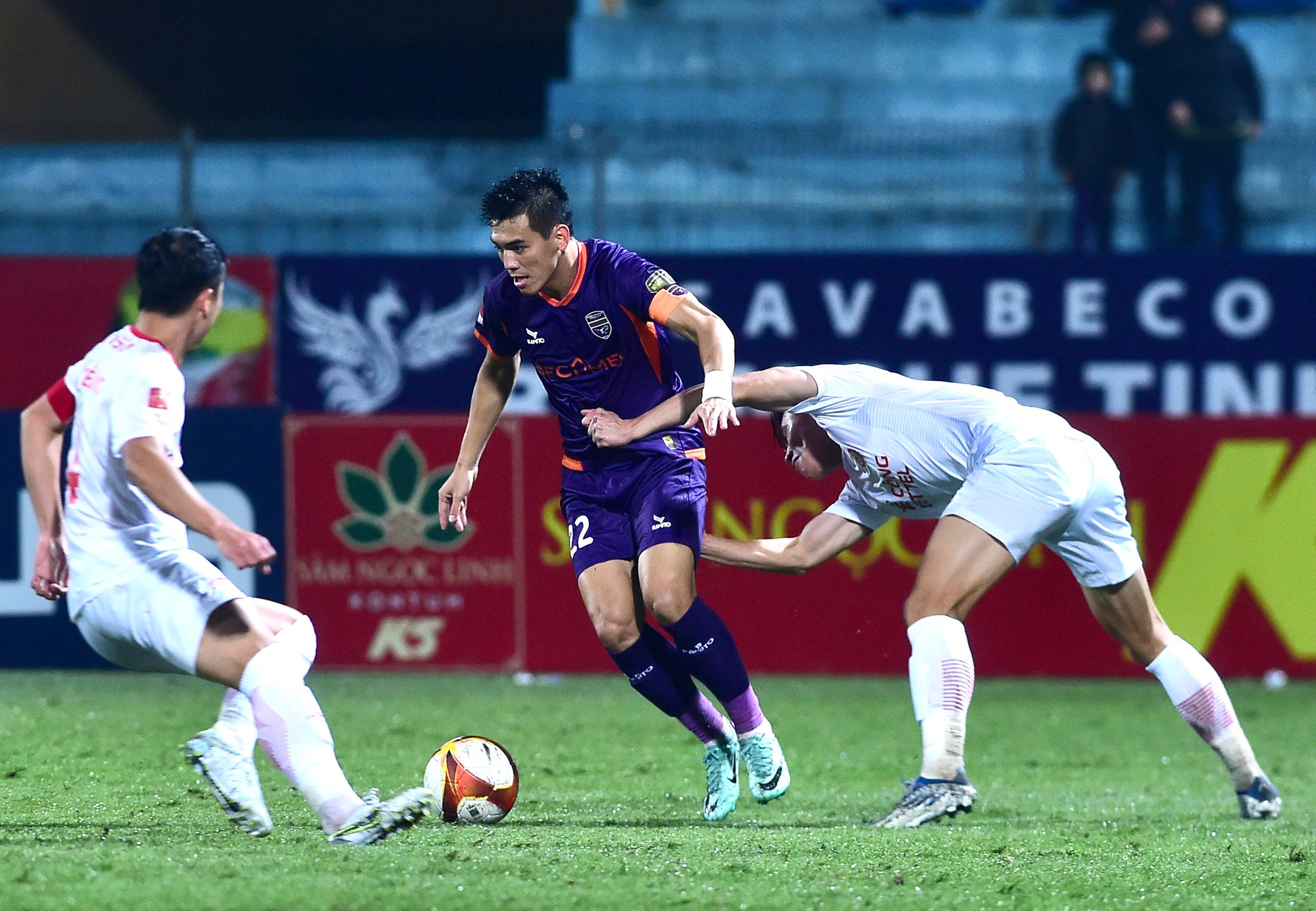 Tiến Linh tấn công vào hàng phòng ngự Viettel.