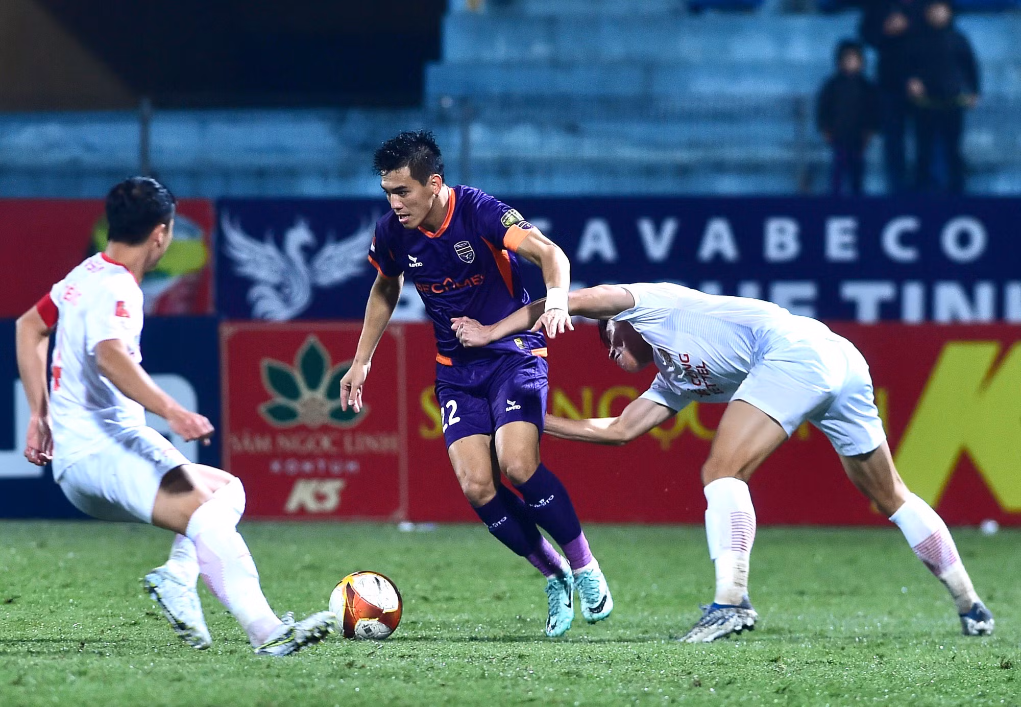 Tiến Linh tấn công vào hàng phòng ngự Viettel.