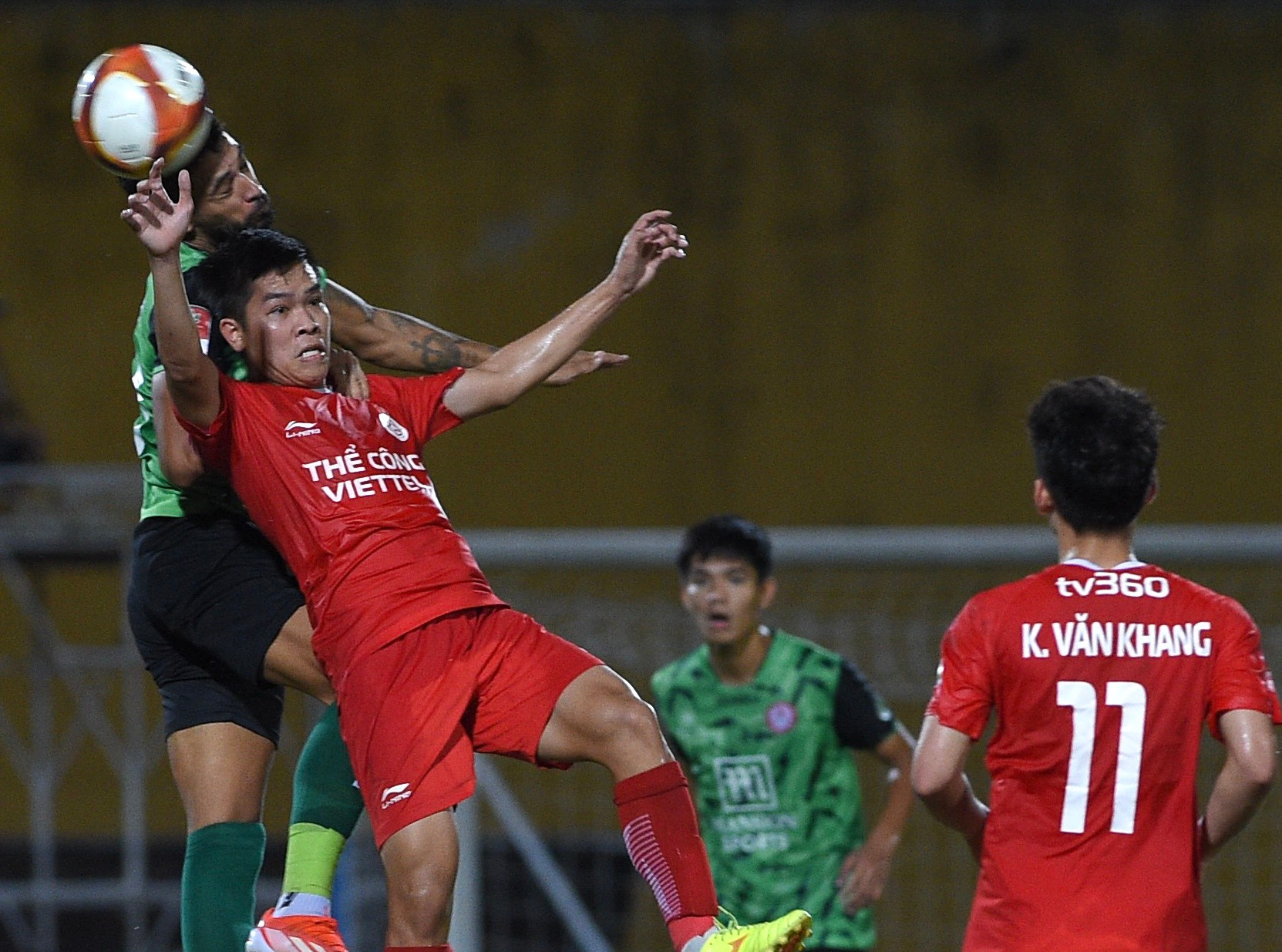 Phút thứ 3, từ quả phạt góc của Thể Công Viettel, Hữu Thắng đánh đầu rất hiểm hóc đưa bóng về góc thấp bên phải nhưng thủ môn Lê Giang vẫn xuất sắc cản phá. Phút thứ 3, từ quả phạt góc của Thể Công Viettel, Hữu Thắng đánh đầu rất hiểm hóc đưa bóng về góc thấp bên phải nhưng thủ môn Lê Giang vẫn xuất sắc cản phá.