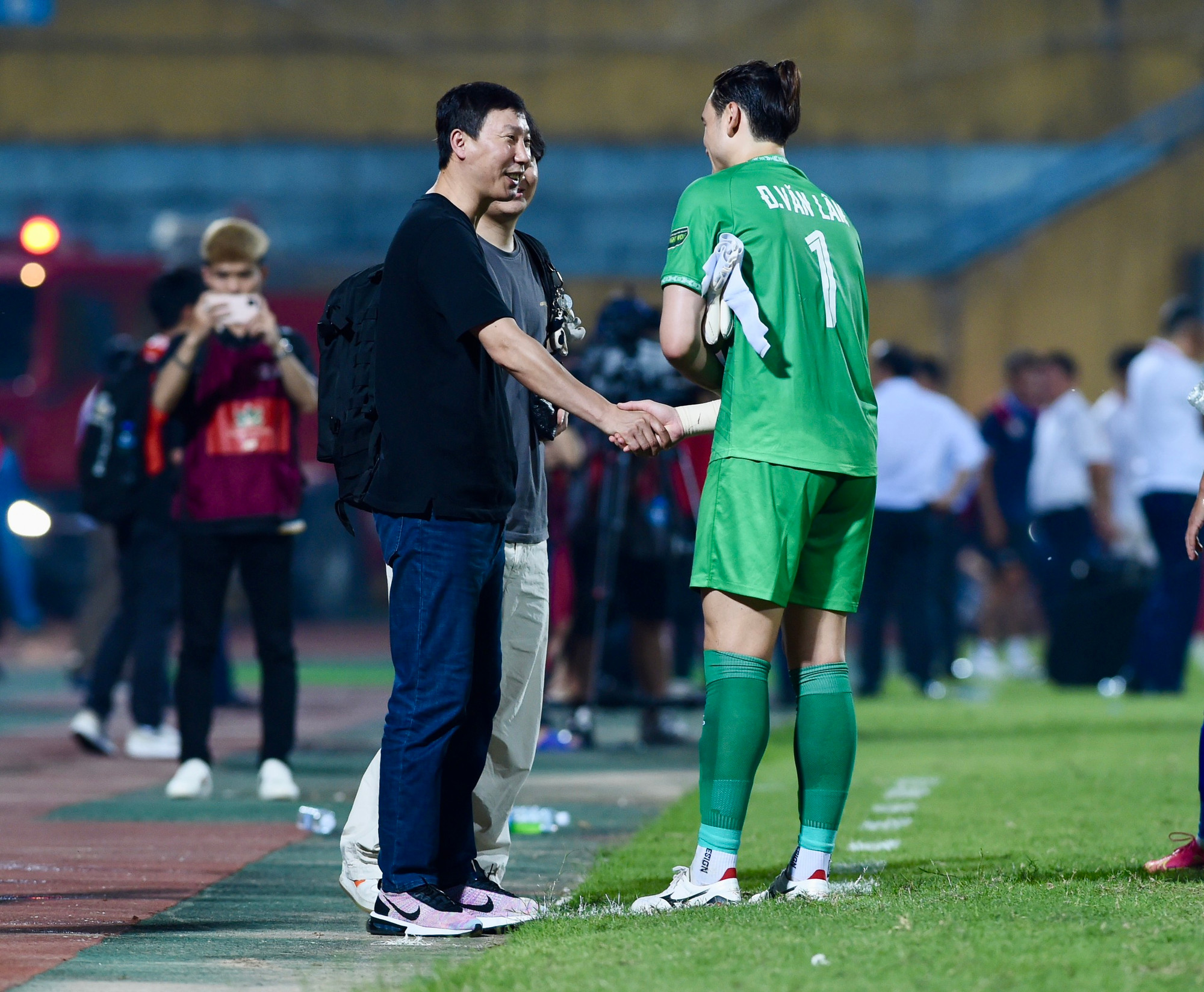 Tân huấn luyện viên trưởng đội tuyển Việt Nam Kim Sang-sik bắt tay thủ thành Đặng Văn Lâm sau trận đấu.