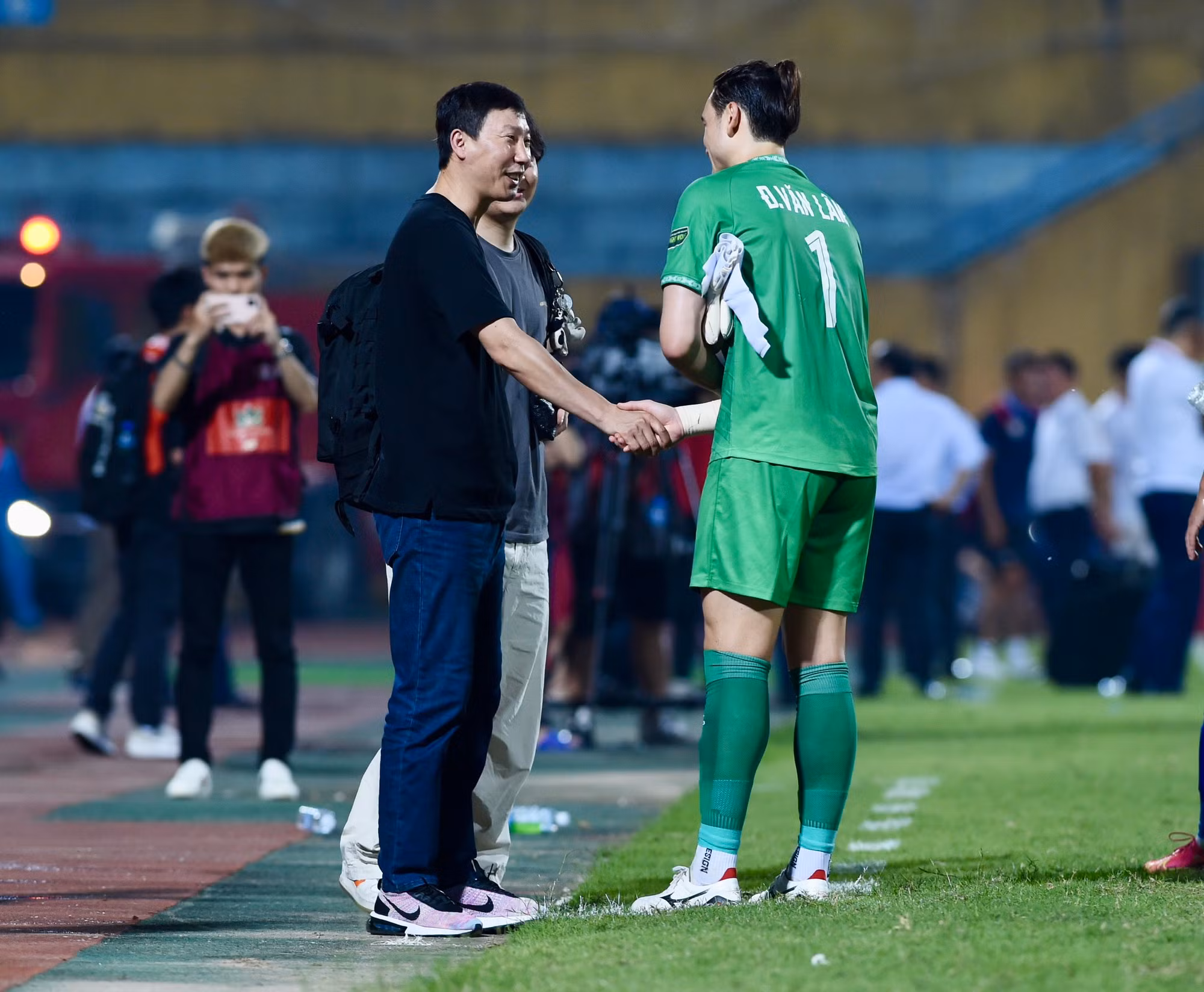 Tân huấn luyện viên trưởng đội tuyển Việt Nam Kim Sang-sik bắt tay thủ thành Đặng Văn Lâm sau trận đấu.