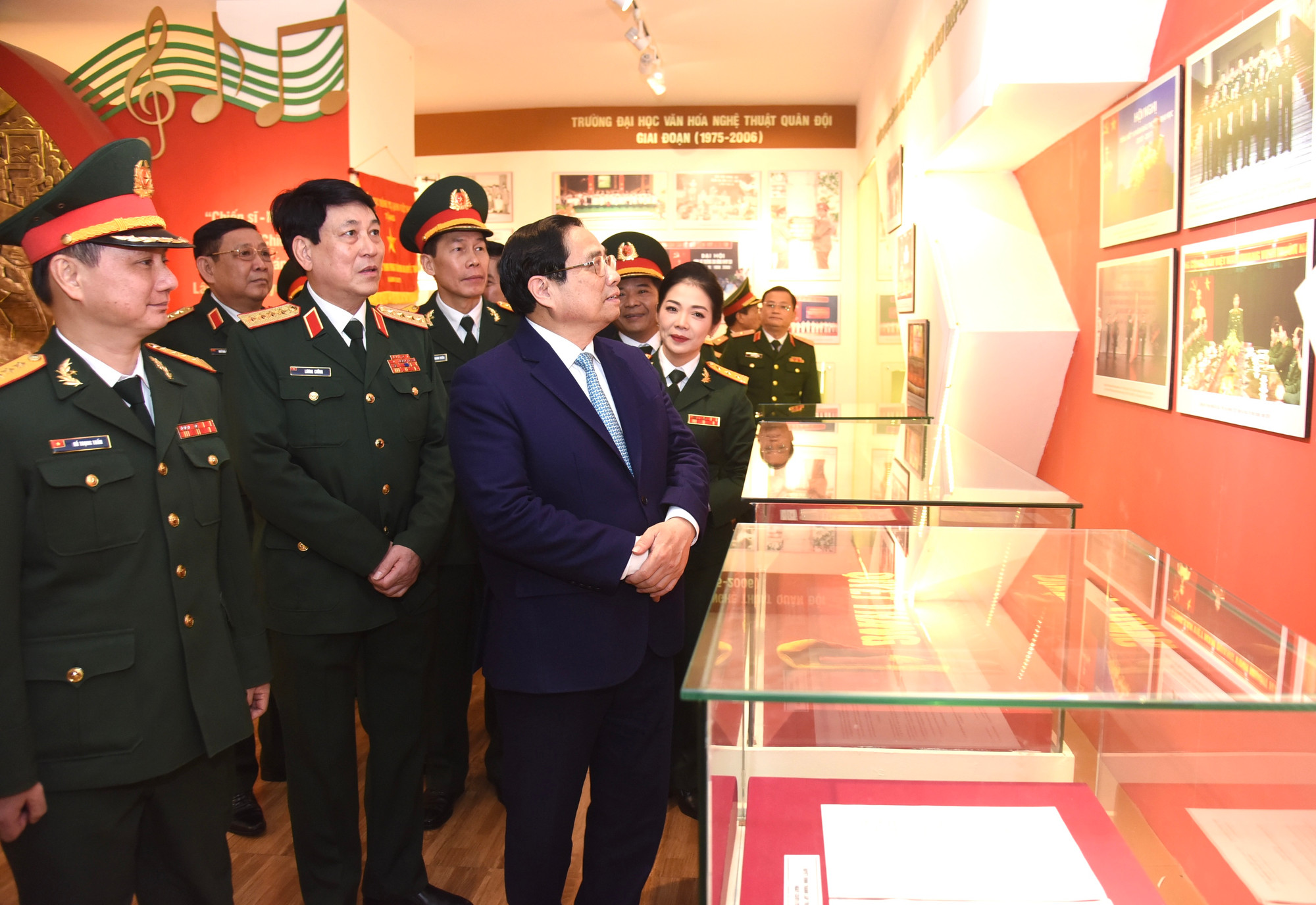 Thủ tướng Phạm Minh Chính thăm phòng truyền thống của Trường Đại học Văn hóa-Nghệ thuật Quân đội.