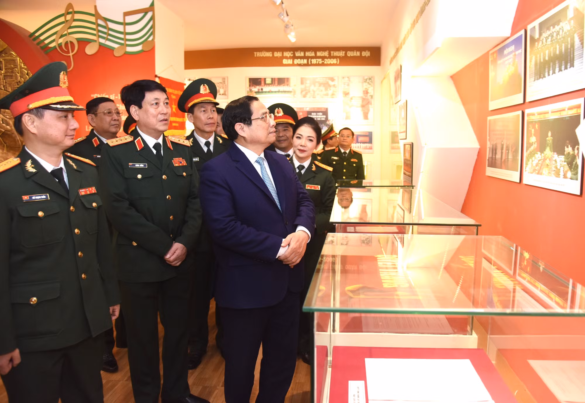 Thủ tướng Phạm Minh Chính thăm phòng truyền thống của Trường Đại học Văn hóa-Nghệ thuật Quân đội.