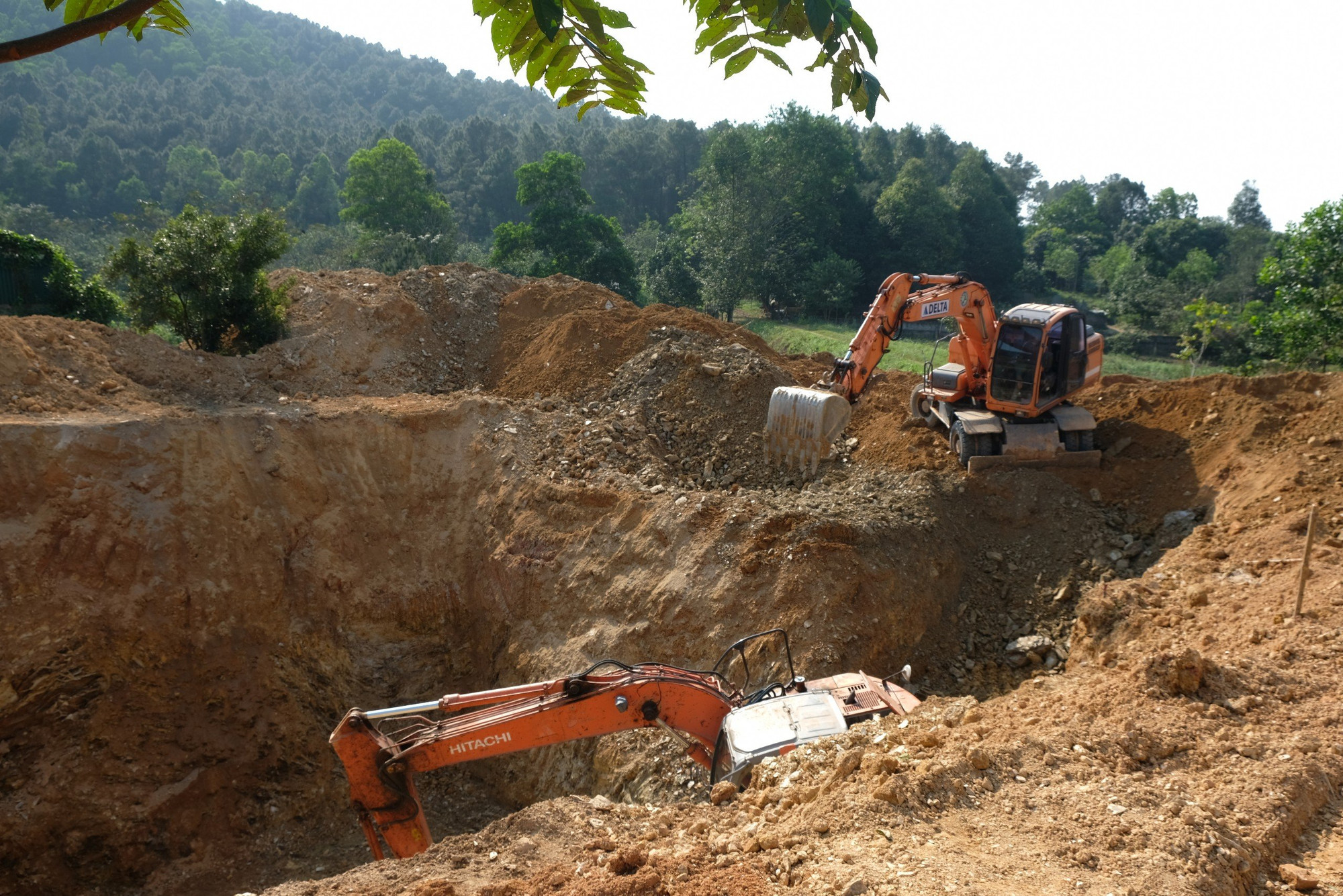 Cùng với khí thế đó, ở Hà Tĩnh, các công nhân và kỹ sư cũng đang miệt mài gấp rút thi công các cột móng của Dự án Đường dây 500kV mạch 3.