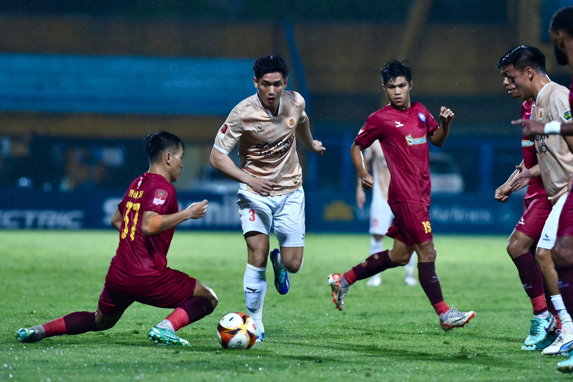 Những nỗ lực không biết mệt mỏi các cầu thủ Khánh Hòa mang về bàn danh dự ở phút bù giờ cuối cùng.