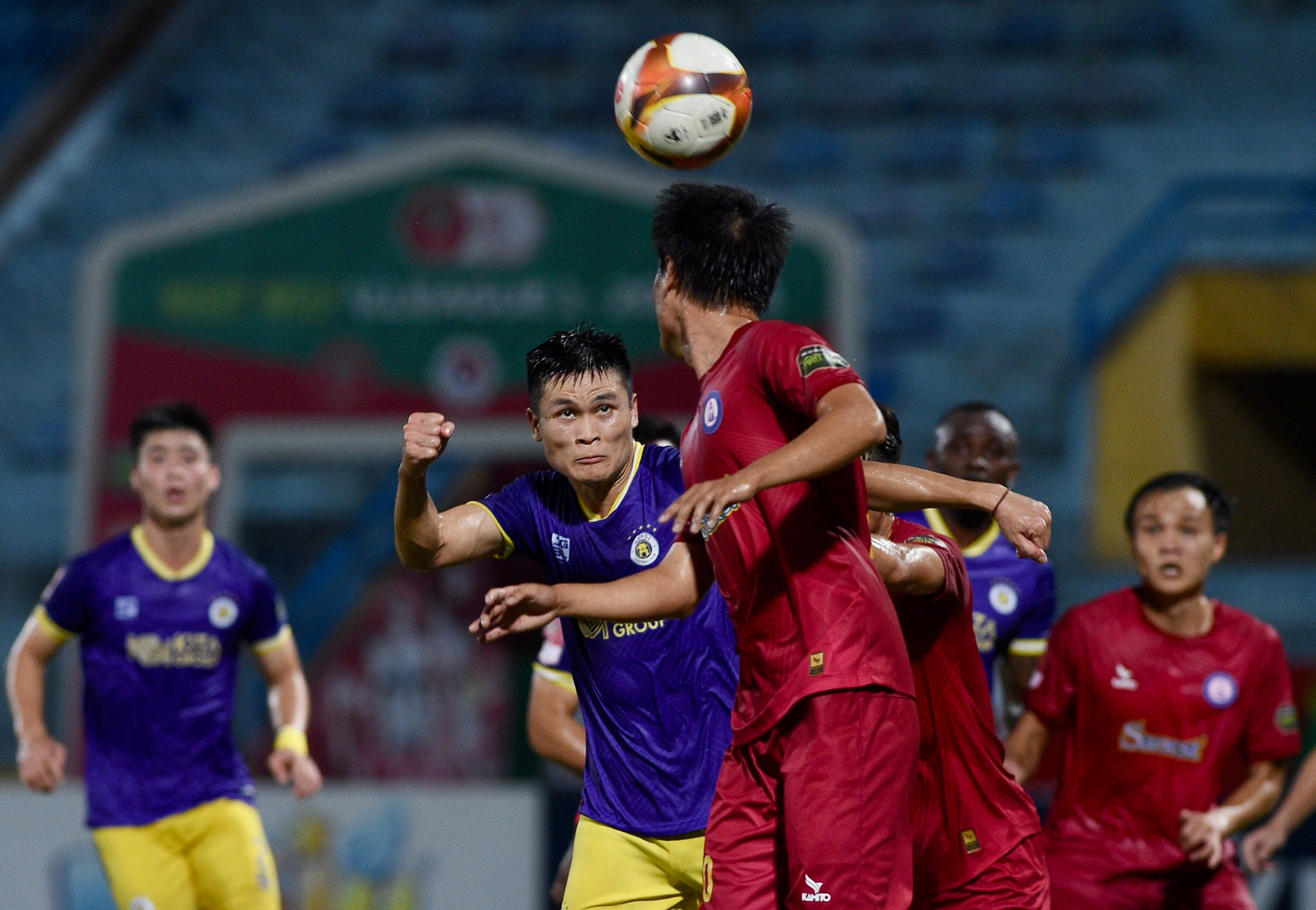 Hà Nội nhanh chóng lấy lại tinh thần. Phút 36, đội chủ nhà có bàn gỡ hòa 1-1. Đón bóng từ quả đá phạt góc của Hai Long, Tuấn Hải chạy chỗ hợp lý trước khi đánh đầu làm tung lưới Khánh Hòa.