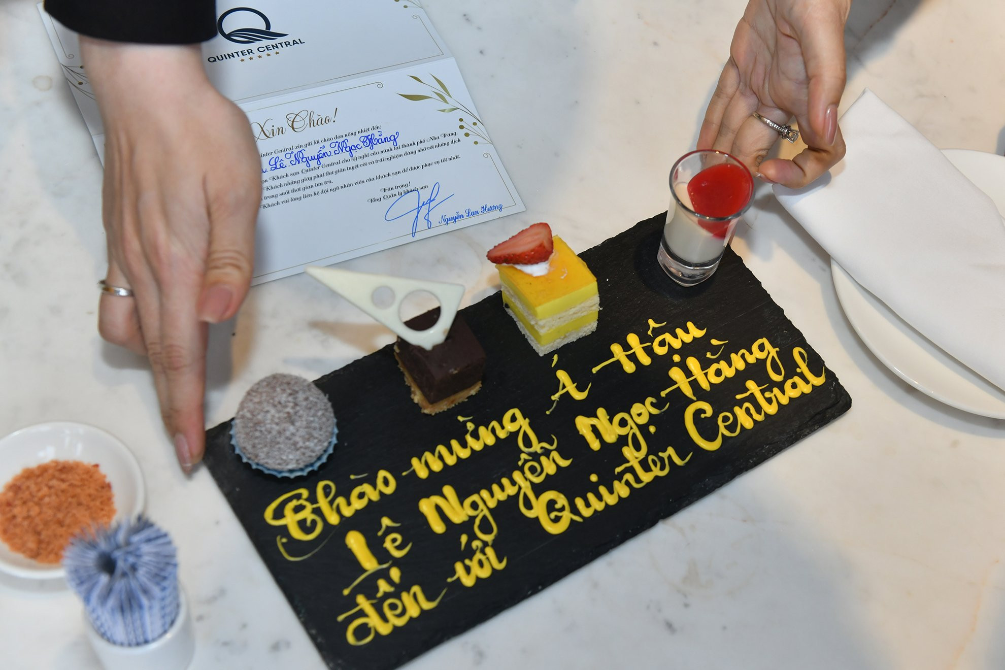 Khách sạn thể hiện sự chu đáo chào mừng Á hậu Lê Nguyễn Ngọc Hằng.