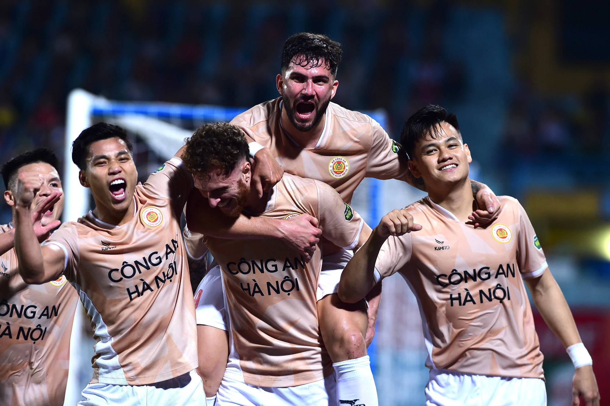 Niềm vui phấn khích của các cầu thủ Công an Hà Nội.