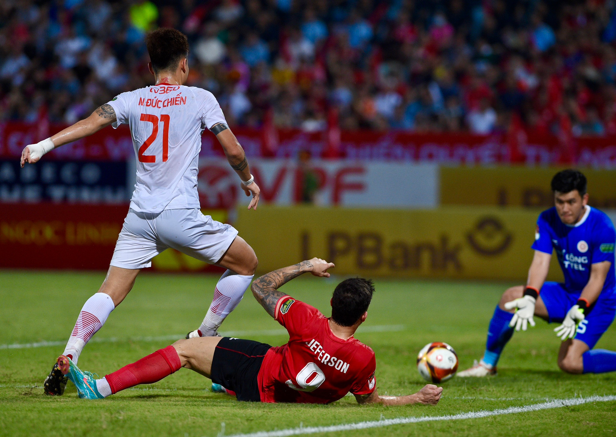 Với áp lực ngay từ đầu, Công an Hà Nội đã sớm tạo ra các tình huống nguy hiểm trước khung thành Thể Công Viettel. Với áp lực ngay từ đầu, Công an Hà Nội đã sớm tạo ra các tình huống nguy hiểm trước khung thành Thể Công Viettel.