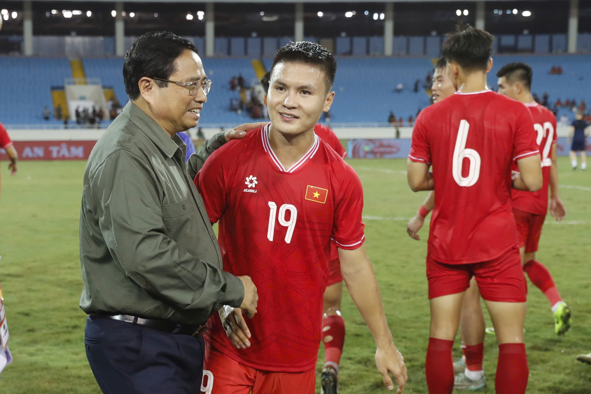Sau khi kết thúc trận đấu, Thủ tướng Chính phủ Phạm Minh Chính xuống sân động viên tinh thần các tuyển thủ Việt Nam.