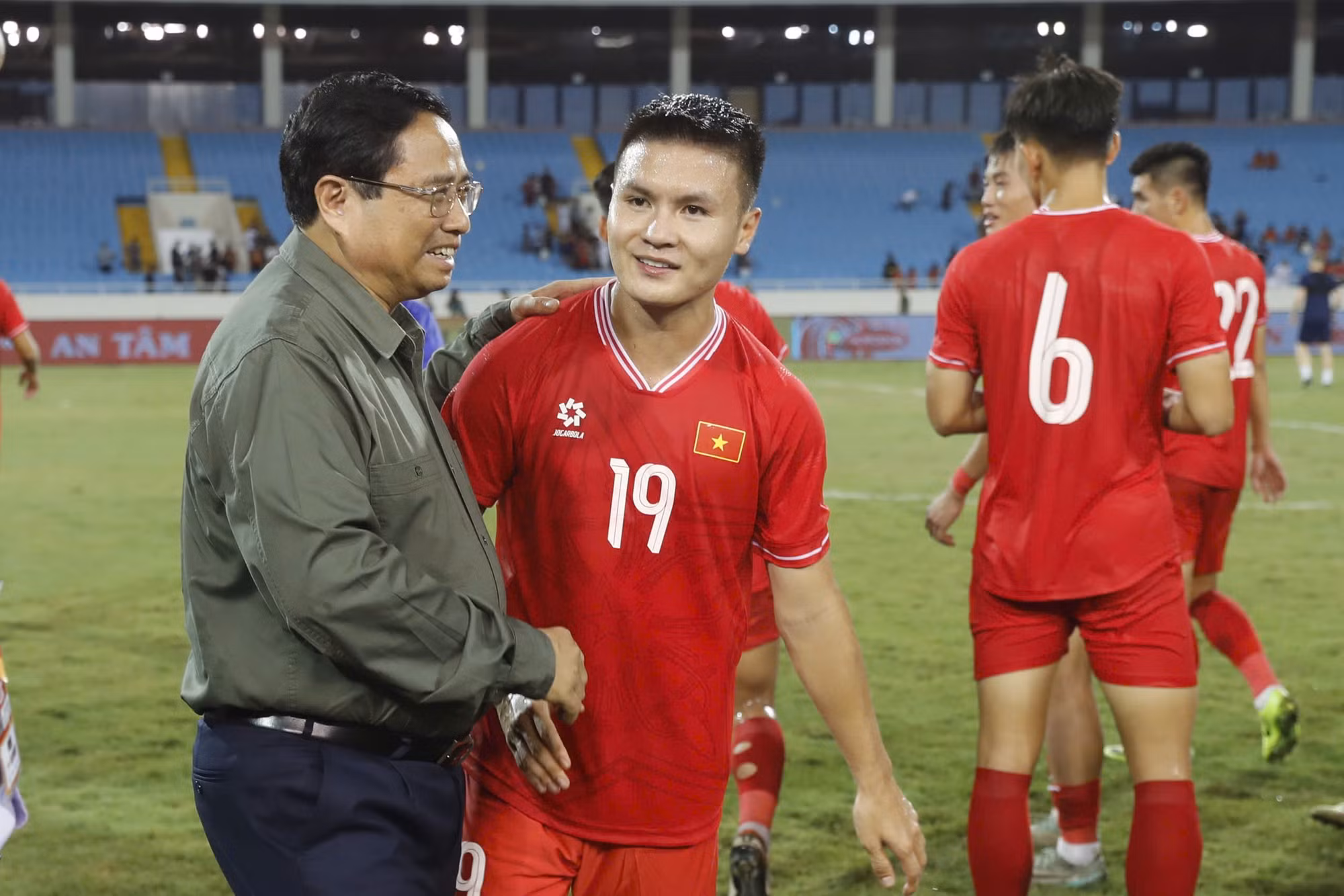 Sau khi kết thúc trận đấu, Thủ tướng Chính phủ Phạm Minh Chính xuống sân động viên tinh thần các tuyển thủ Việt Nam.