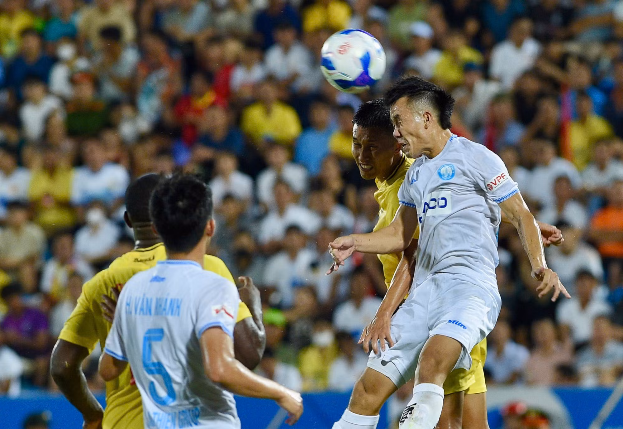 Tranh chấp quyết liệt trên không.