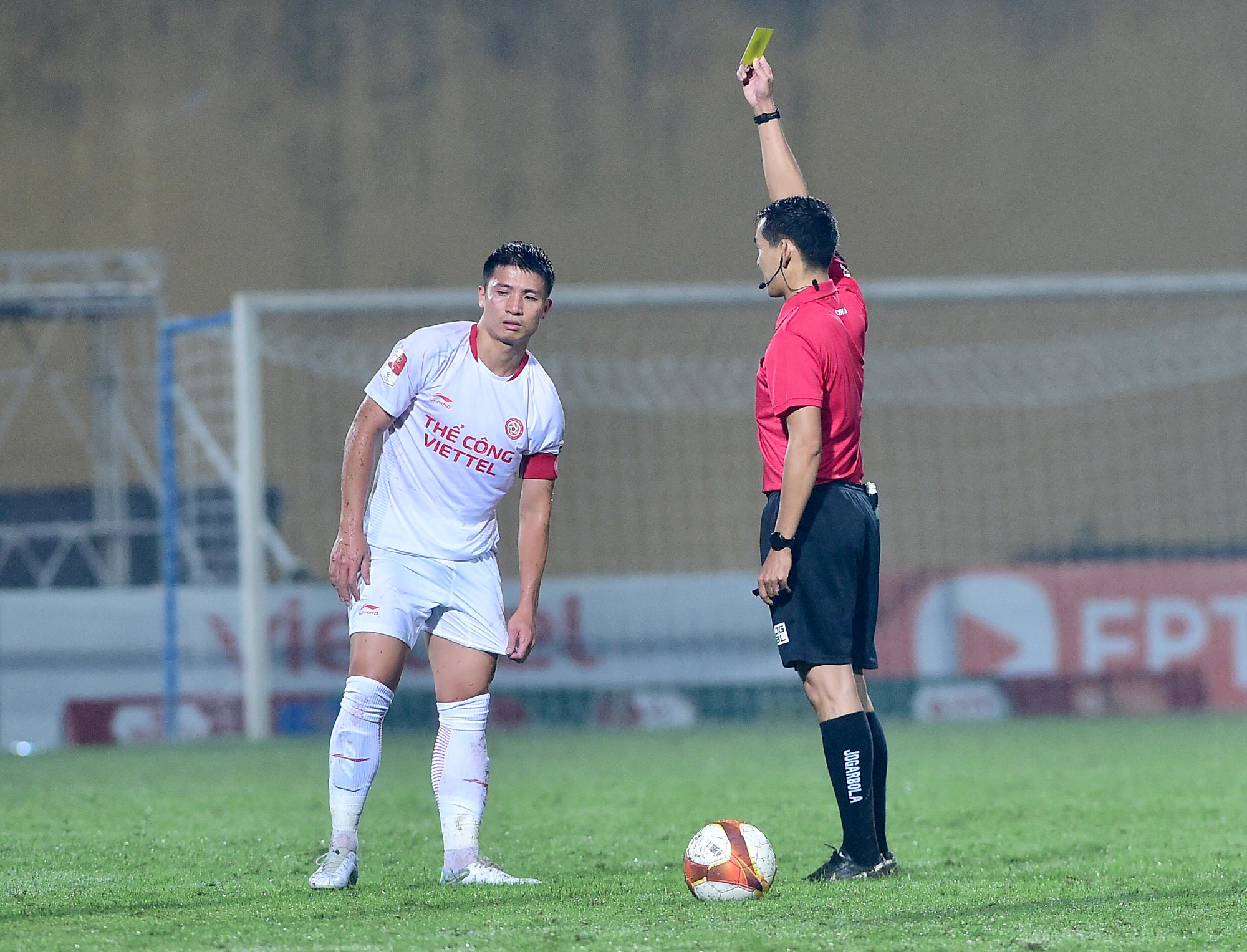 Thẻ vàng dành cho cầu thủ Tiến Dũng của đội Viettel.