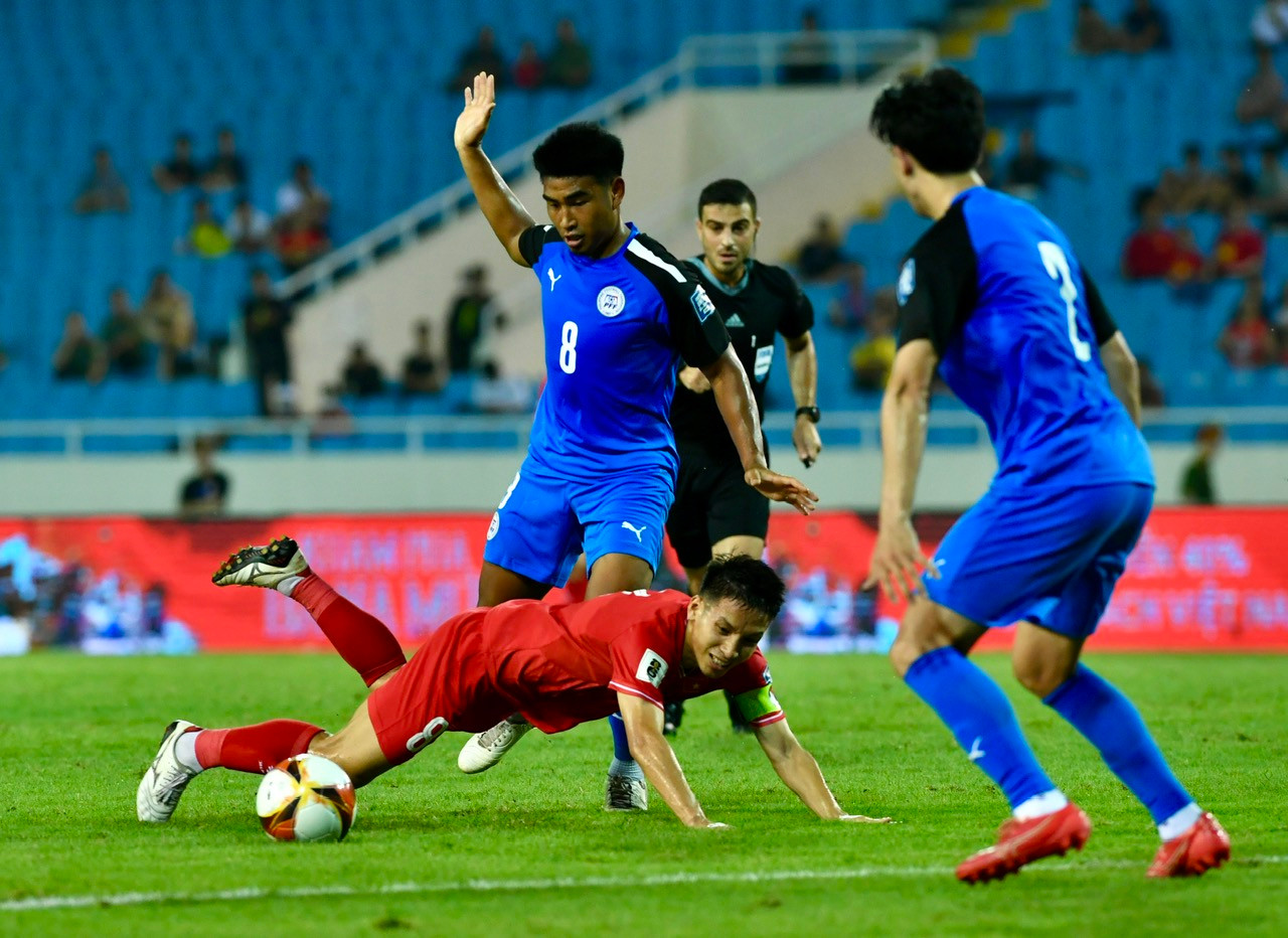 Tuy nhiên, đội tuyển Việt Nam vấp phải hàng phòng ngự và lối chơi đầy áp sát của đội tuyển Philippines.