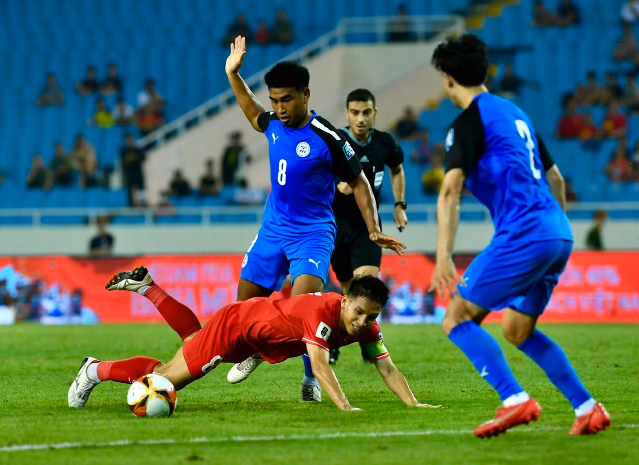 Tuy nhiên, đội tuyển Việt Nam vấp phải hàng phòng ngự và lối chơi đầy áp sát của đội tuyển Philippines.