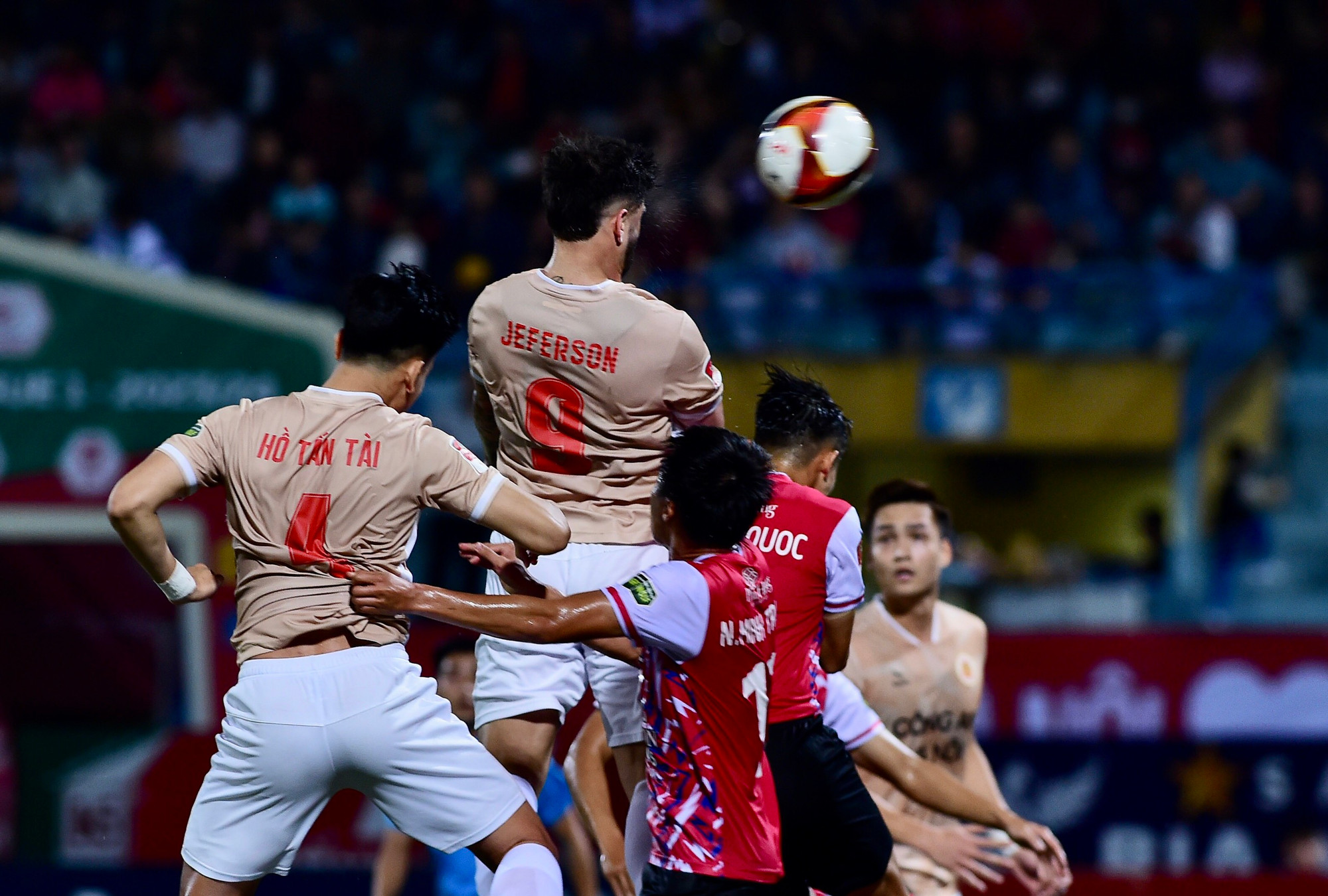 Phút 24, Văn Thanh tạt vào như đặt từ pha đá phạt góc cho Jeferson đánh đầu hiểm hóc mở tỷ số cho Công an Hà Nội.