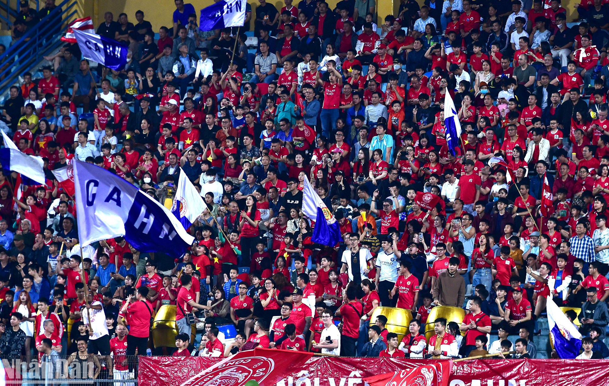 Các cổ động viên Công an Hà Nội "bùng nổ" với hai bàn thắng trong hiệp 1 của đội nhà.