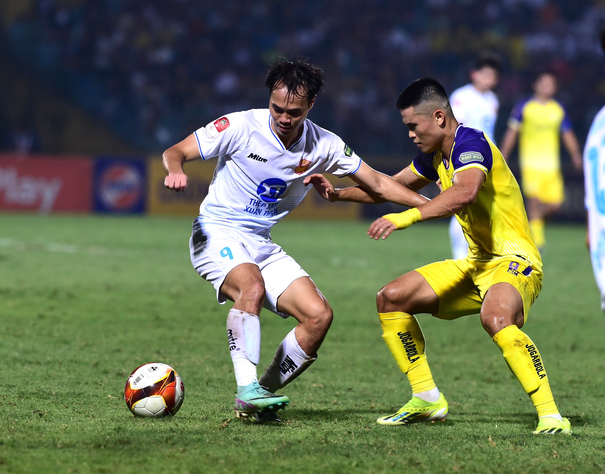 Tranh chấp bóng giữa hai đội. Tranh chấp bóng giữa hai đội.