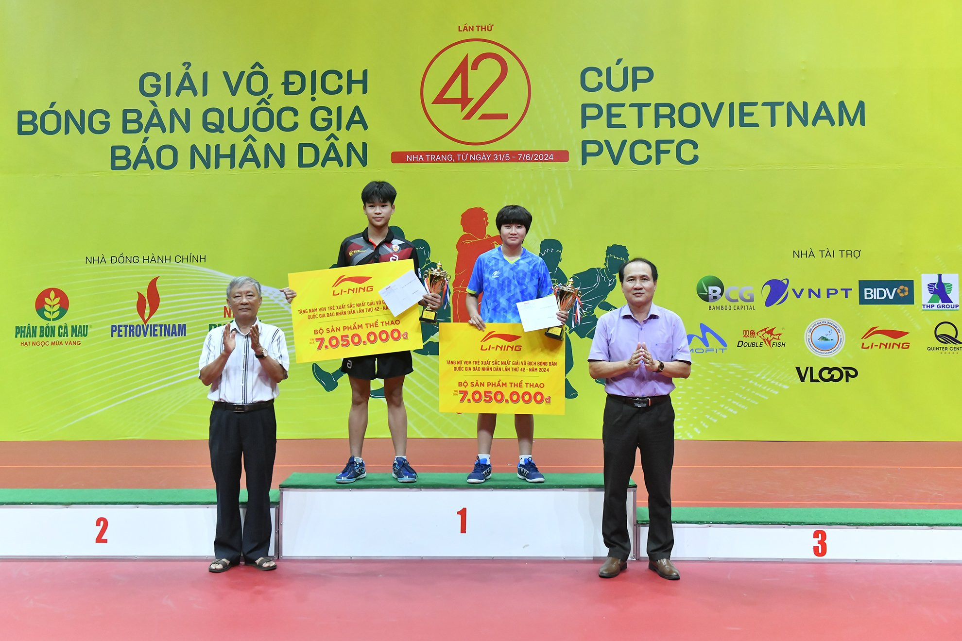 Các đại biểu trao giải vận động viên nam trẻ triển vọng nhất cho Đỗ Mạnh Lương, 15 tuổi, đội Công an nhân dân T&T, và vận động viên nữ trẻ triển vọng nhất cho Nguyễn Như Quỳnh, 15 tuổi, đội Thành phố Hồ Chí Minh.