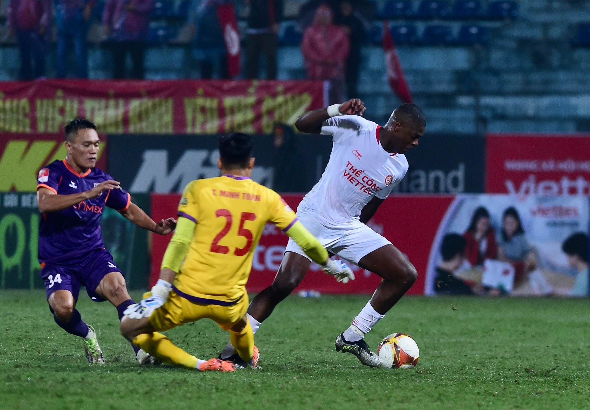 Pha nguy hiểm trước khung thành thủ môn đội Becamex Bình Dương.