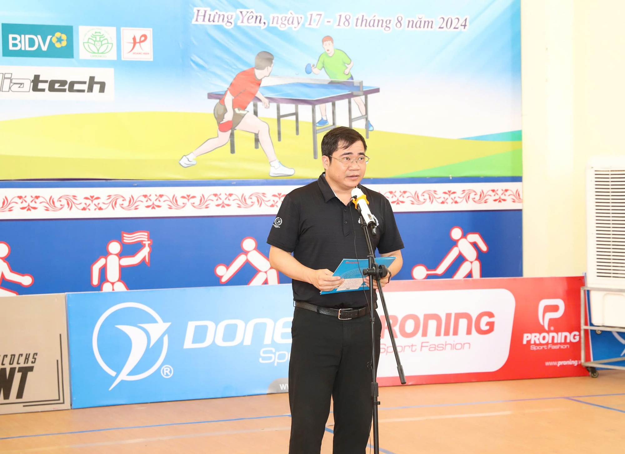 Đại diện ban tổ chức phát biểu tại Lễ khai mạc giải đấu. Trong thời gian 2 ngày 17 và 18/8, các vận động viên sẽ tham gia tranh tài ở 12 nội dung với khoảng gần 200 trận đấu.