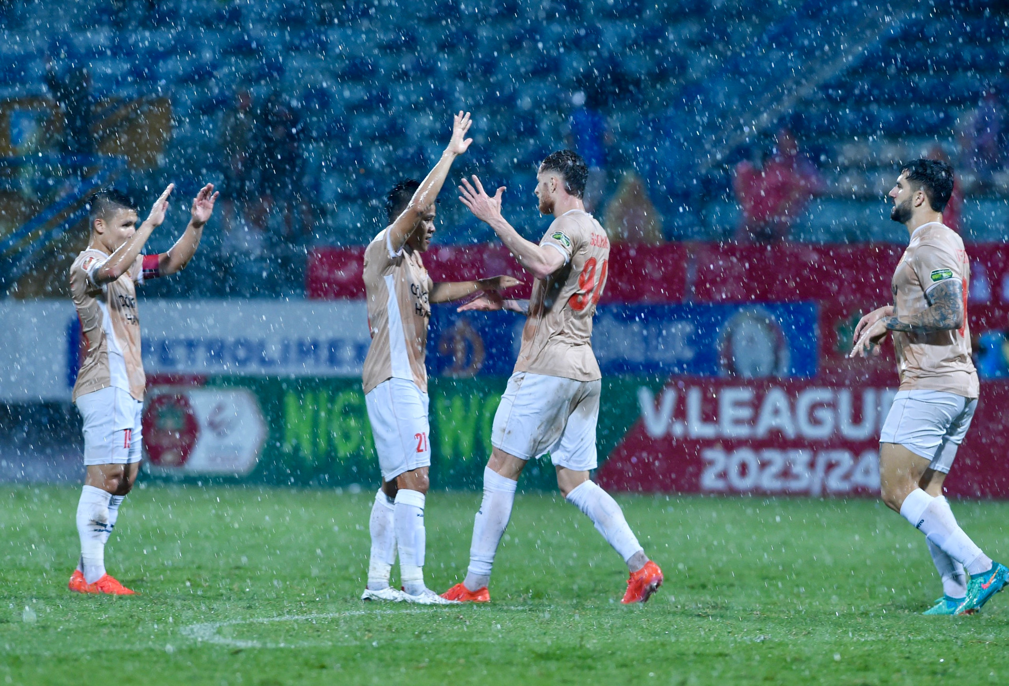 Phút 40, từ một tình huống phản công của Công an Hà Nội, Quang Hải xẻ bóng sang cánh trái để Geovane căng ngang, giúp Jeferson có lần thứ hai đệm bóng vào lưới trống và hoàn tất cú hat-trick ngay trong hiệp một để giúp chủ nhà tạm dẫn trước với tỷ số 3-0.