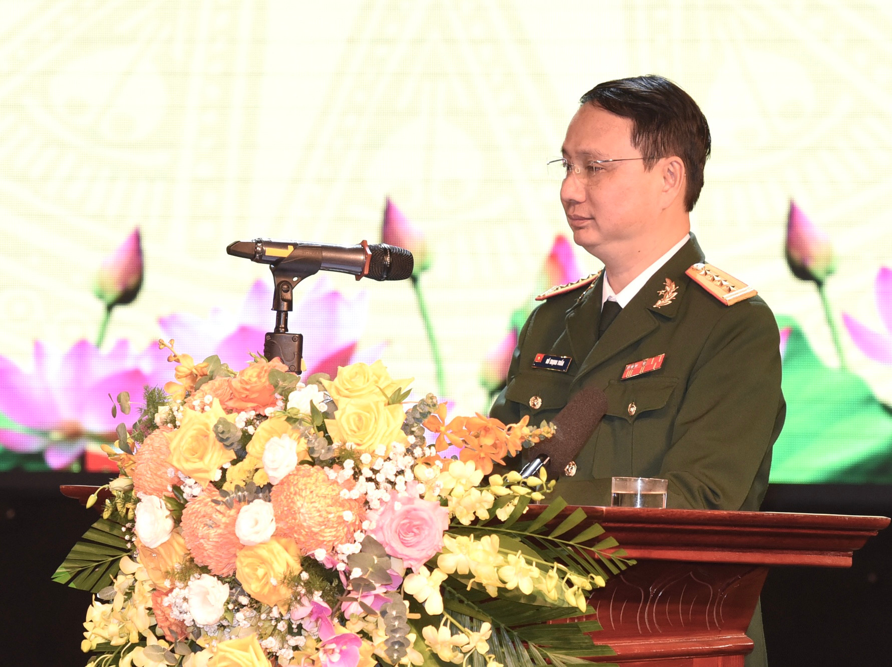 Đại diện lãnh đạo Trường Đại học Văn hóa-Nghệ thuật Quân đội báo cáo với Thủ tướng và đoàn công tác về tình hình công tác dạy, học của trường.