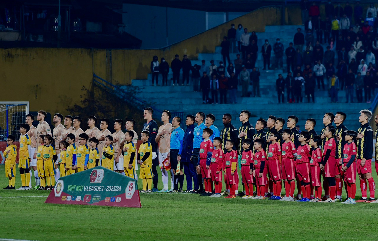 Hai đội thực hiện nghi thức chào cờ trước trận đấu. Hai đội thực hiện nghi thức chào cờ trước trận đấu.