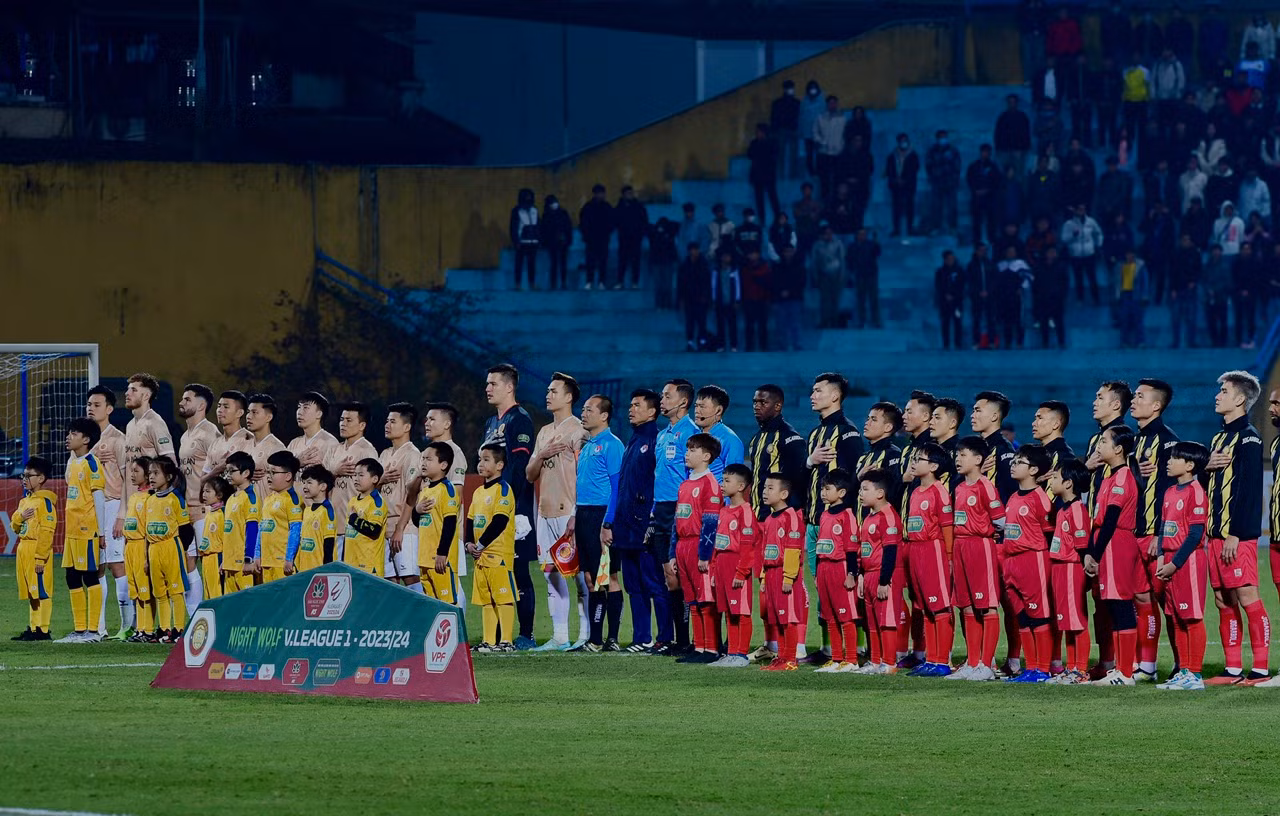 Hai đội thực hiện nghi thức chào cờ trước trận đấu.