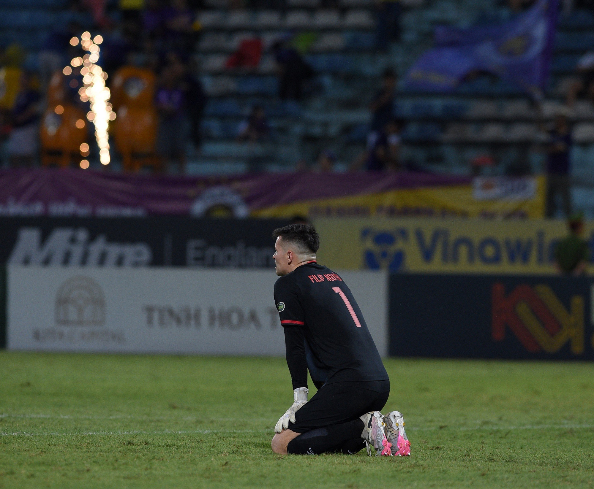 Nỗi buồn của thủ môn Nguyễn Filip sau trận đấu. Nỗi buồn của thủ môn Nguyễn Filip sau trận đấu.