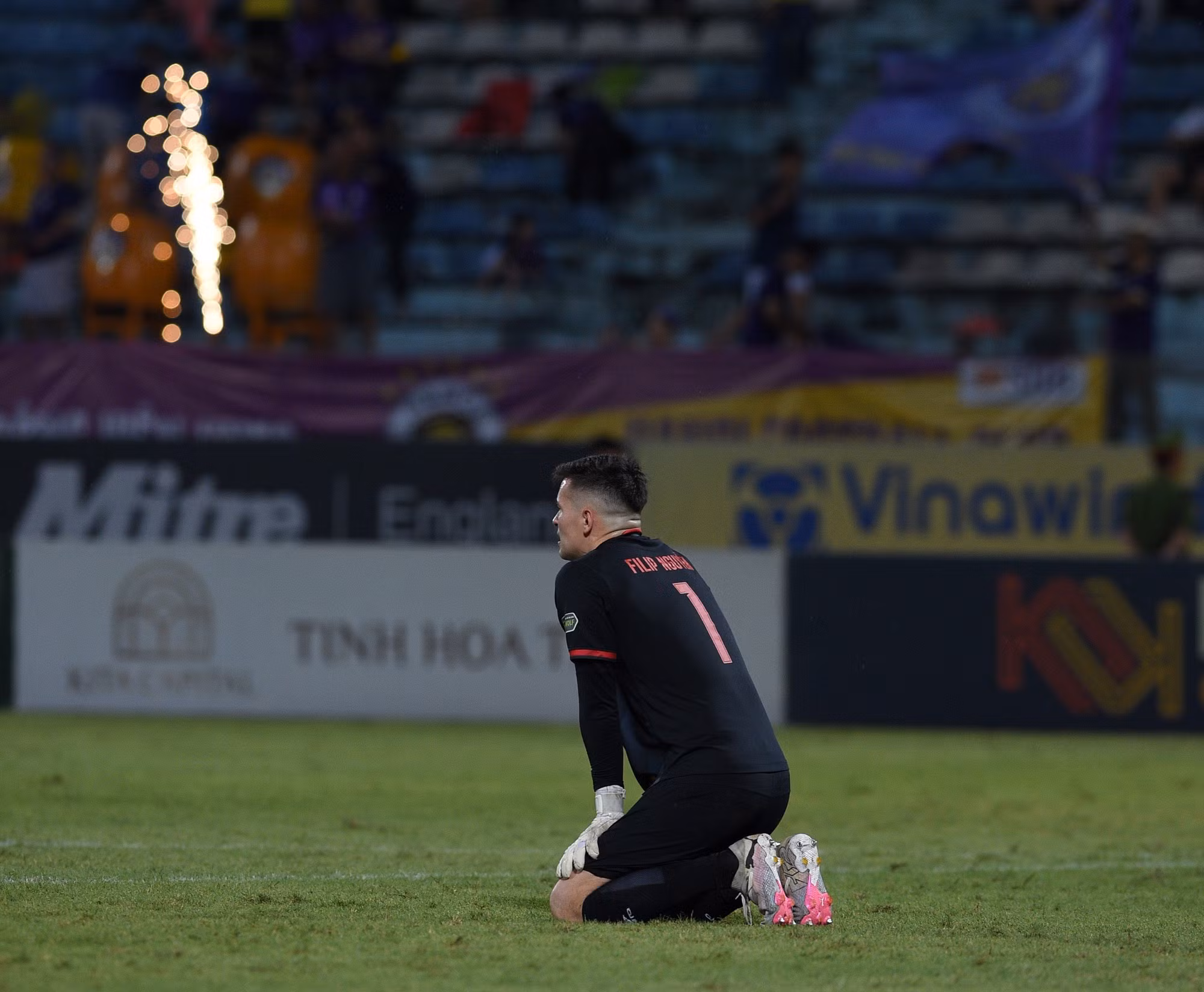 Nỗi buồn của thủ môn Nguyễn Filip sau trận đấu.