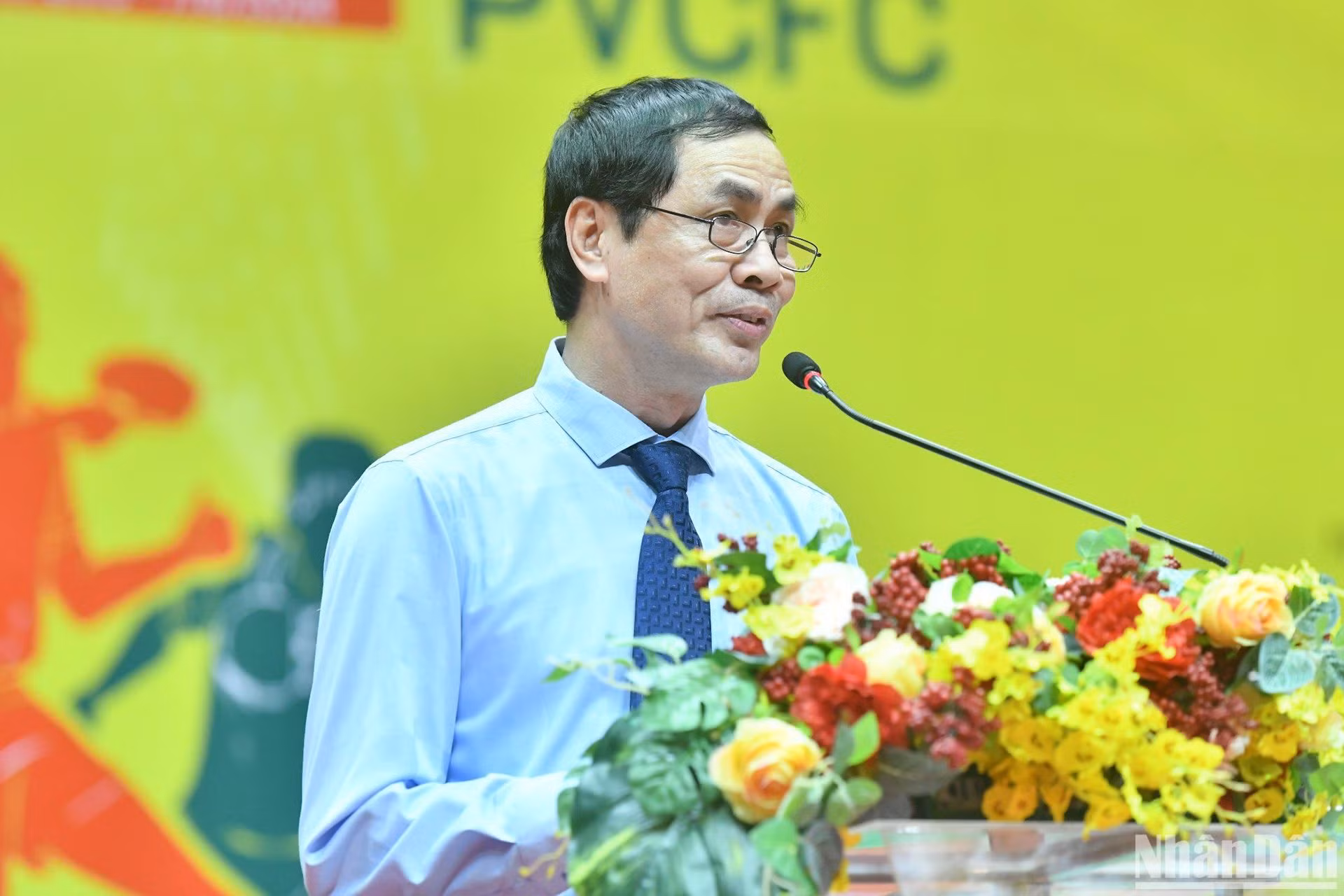 Đồng chí Trần Hữu Việt, Trưởng Ban Văn hóa-Văn nghệ Báo Nhân Dân, Trưởng Ban tổ chức giải điều hành Lễ bế mạc. Đồng chí Trần Hữu Việt, Trưởng Ban Văn hóa-Văn nghệ Báo Nhân Dân, Trưởng Ban tổ chức giải điều hành Lễ bế mạc.