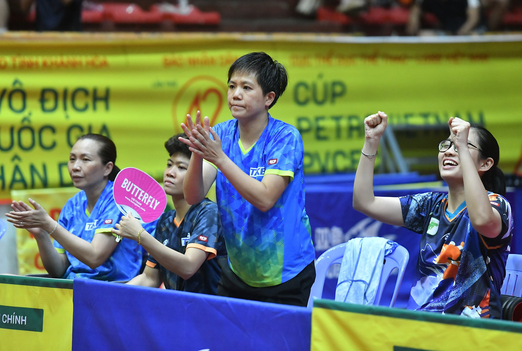 Huấn luyện viên Nguyễn Mai Thy và các đồng đội cổ vũ Mỹ Trang thi đấu xuất sắc.