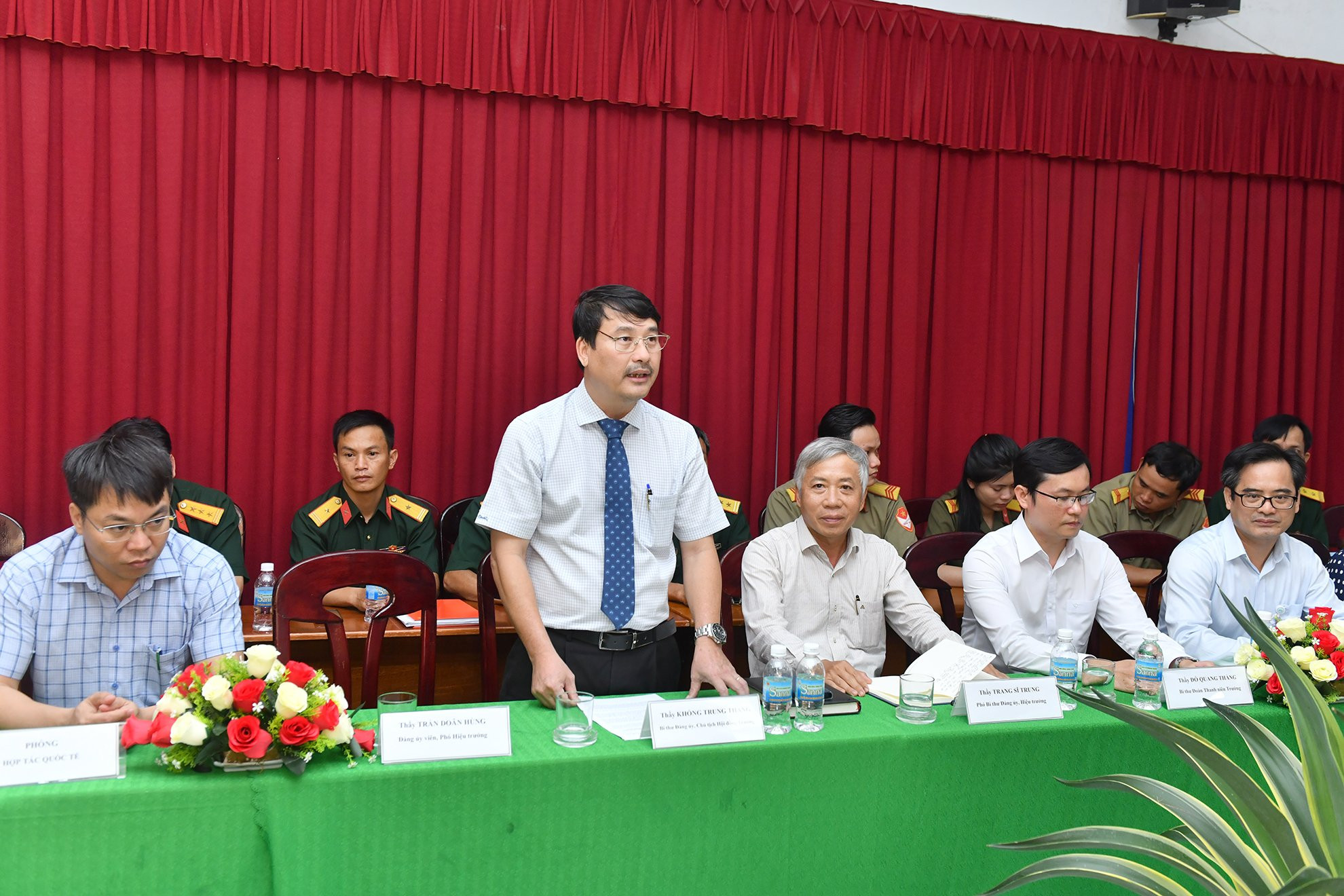 Ông Khổng Trung Thắng, Bí thư Đảng ủy, Chủ tịch Hội đồng trường phát biểu tại buổi trao quà.