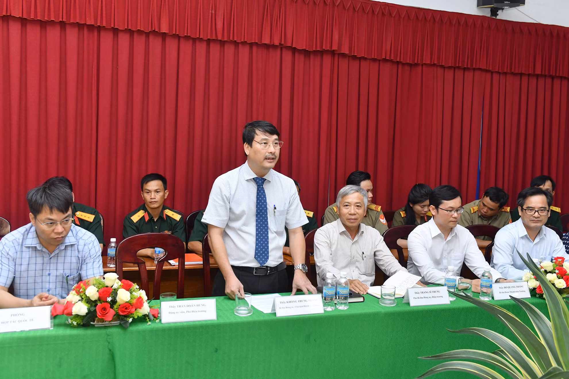 Ông Khổng Trung Thắng, Bí thư Đảng ủy, Chủ tịch Hội đồng trường phát biểu tại buổi trao quà.