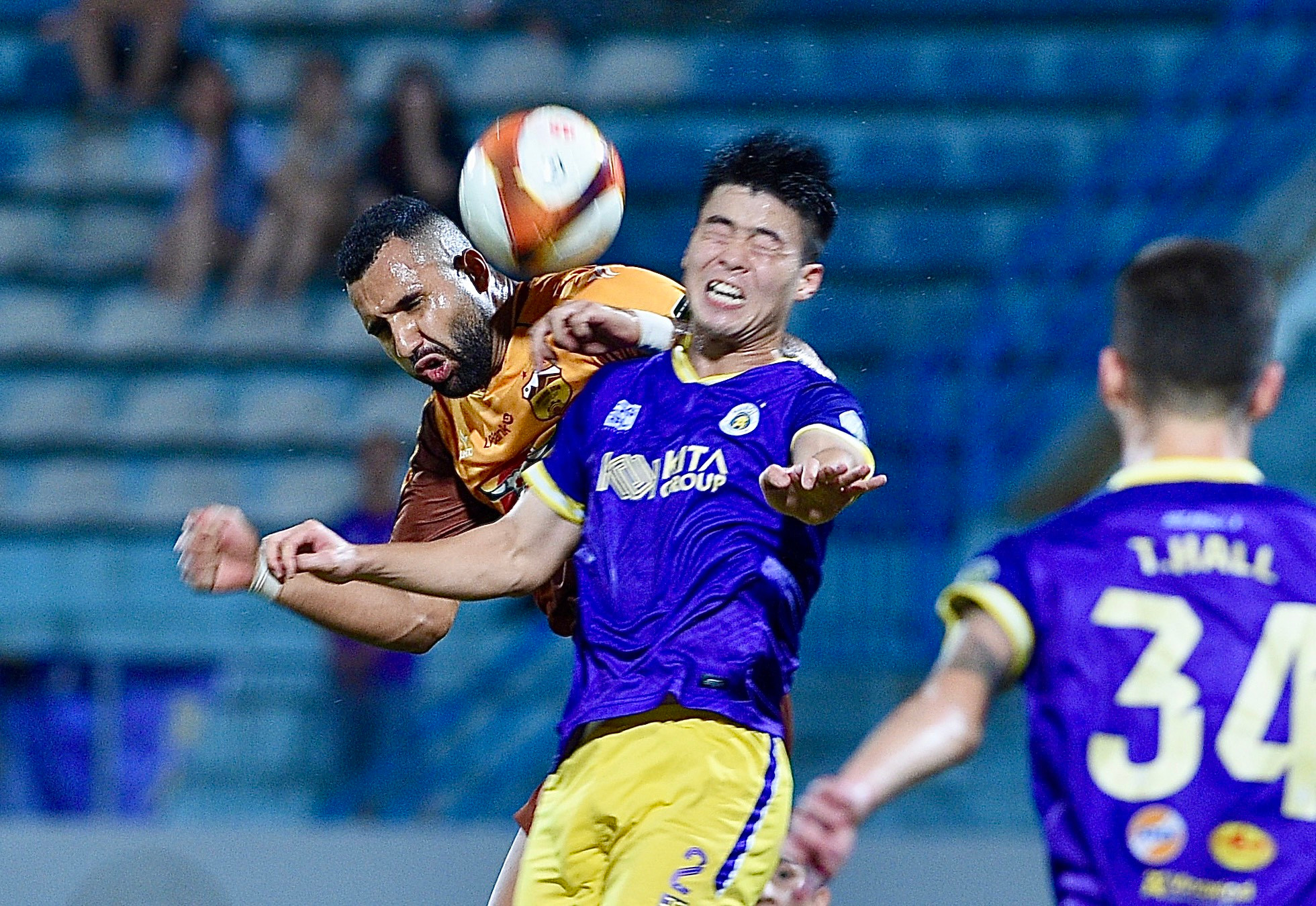 Đội bóng phố núi gặp khó trong các pha tấn công.