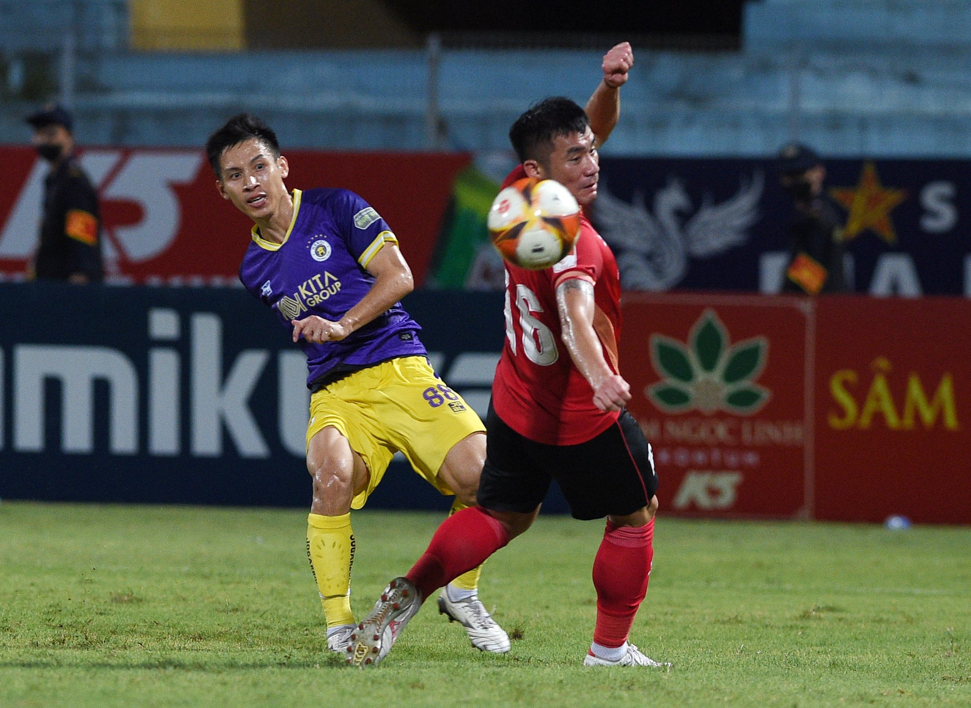 Nhưng Hà Nội FC vẫn tìm thấy bàn thắng ấn định chiến thắng trong trận đấu này. Phút 85, Hùng Dũng nhận đường chuyền từ đồng đội trẻ Văn Trường. Hùng Dũng vuốt bóng tuyệt đẹp vào góc xa, đánh bại thủ môn Nguyễn Filip, ghi bàn ấn định chiến thắng 2-1 cho Hà Nội FC. Nhưng Hà Nội FC vẫn tìm thấy bàn thắng ấn định chiến thắng trong trận đấu này. Phút 85, Hùng Dũng nhận đường chuyền từ đồng đội trẻ Văn Trường. Hùng Dũng vuốt bóng tuyệt đẹp vào góc xa, đánh bại thủ môn Nguyễn Filip, ghi bàn ấn định chiến thắng 2-1 cho Hà Nội FC.