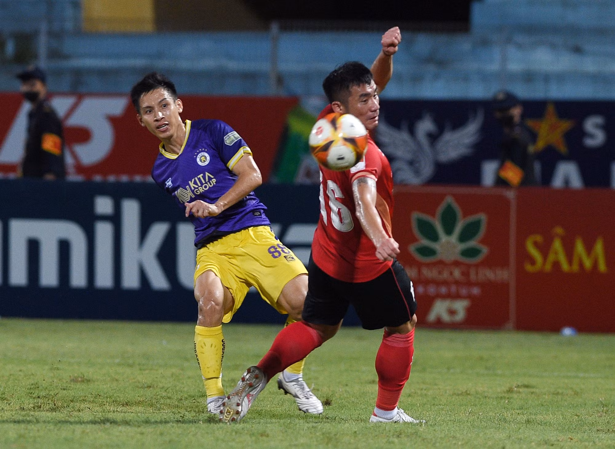 Nhưng Hà Nội FC vẫn tìm thấy bàn thắng ấn định chiến thắng trong trận đấu này. Phút 85, Hùng Dũng nhận đường chuyền từ đồng đội trẻ Văn Trường. Hùng Dũng vuốt bóng tuyệt đẹp vào góc xa, đánh bại thủ môn Nguyễn Filip, ghi bàn ấn định chiến thắng 2-1 cho Hà Nội FC.