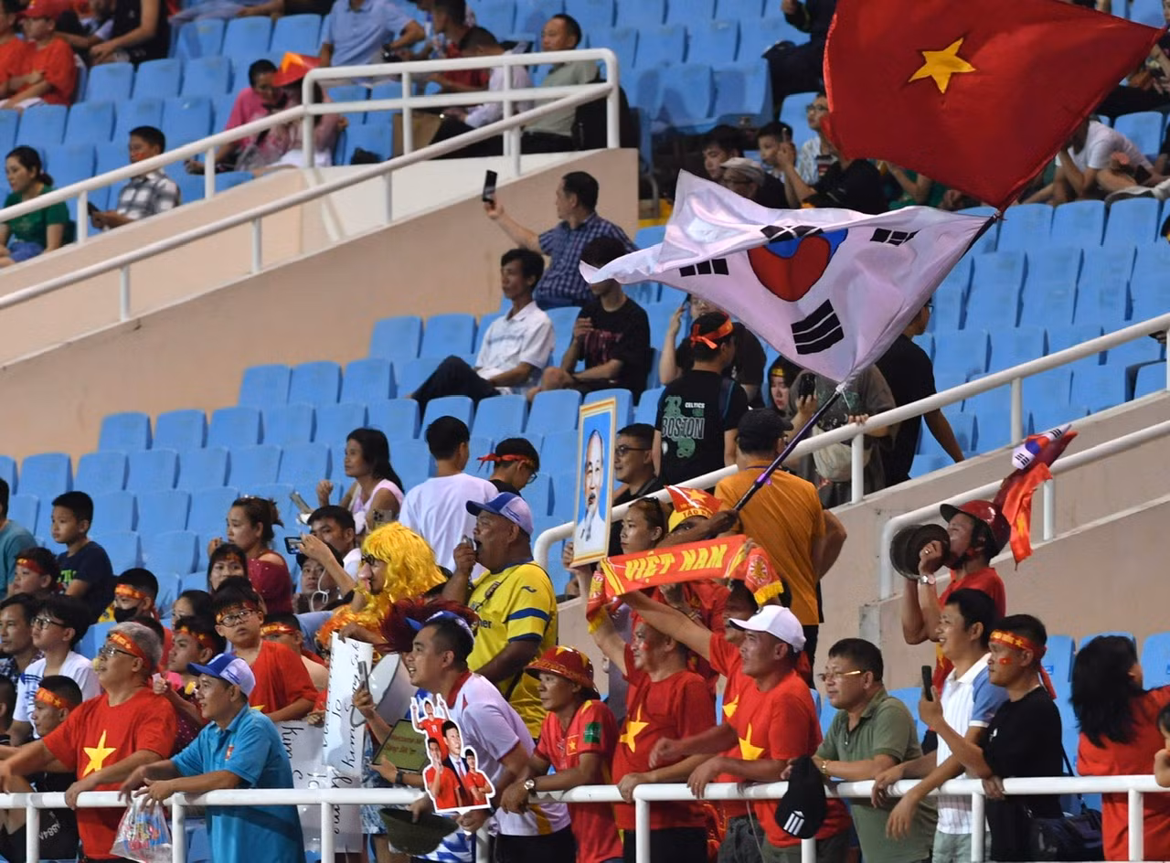 Quốc kỳ của Việt Nam và Hàn Quốc tung bay trên sân Mỹ Đình.