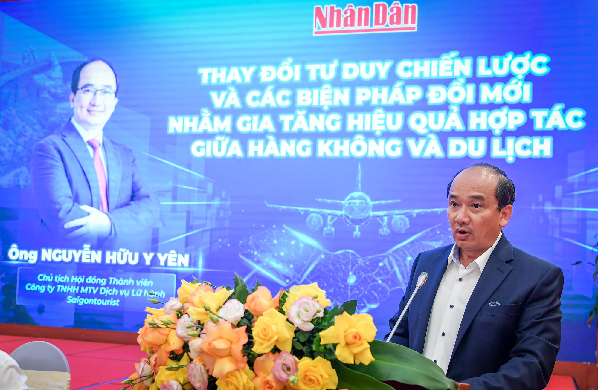 Ông Nguyễn Hữu Y Yên, Chủ tịch Hội đồng Thành viên Công ty Dịch vụ lữ hành Saigontourist trình bày tham luận Thay đổi tư duy chiến lược và các biện pháp đổi mới nhằm gia tăng hiệu quả hợp tác giữa hàng không và du lịch.